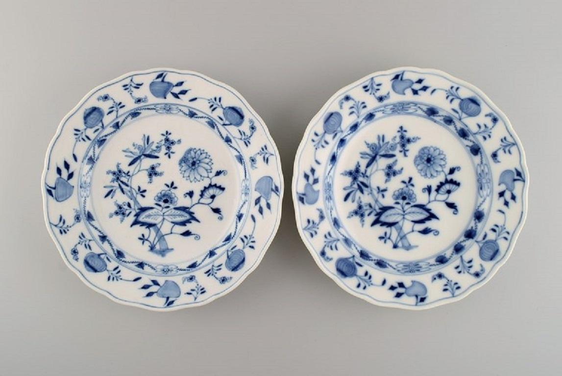 Six antique Meissen Blue Onion dinner plates in hand-painted porcelain. 
Approx. 1900.
Measure: diameter: 24.5 cm.
In excellent condition.
Stamped.
3rd Factory quality.
