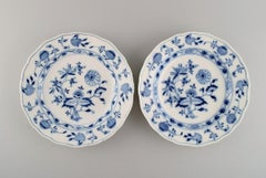 Six assiettes plates anciennes en porcelaine de Meissen à oignons bleus peintes à la main