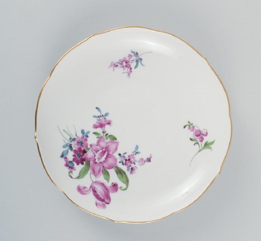 Six porcelain antique Meissen plates, hand painted with polychrome flowers and gold edge.
Approx. 1900.
Measuring: D 16.5 cm. x H 3.0 cm.
In excellent condition with no wear.
Third factory quality.
