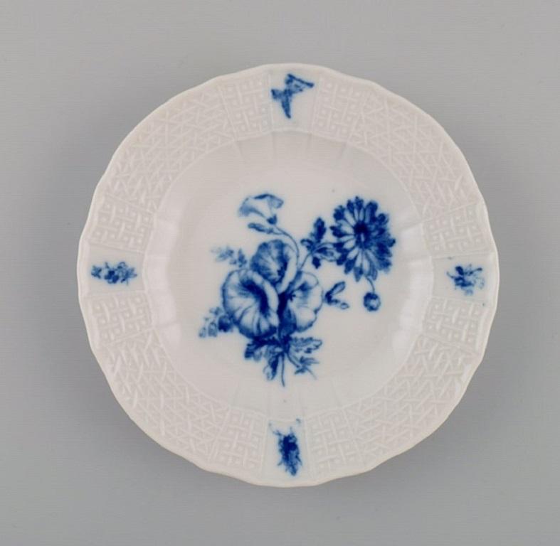 Six assiettes à dessert anciennes de Meissen en porcelaine peinte à la main. 
Fleurs et papillons bleus. Fin du 19e siècle.
Diamètre : 15 cm.
En parfait état.
Estampillé.
3ème qualité d'usine.