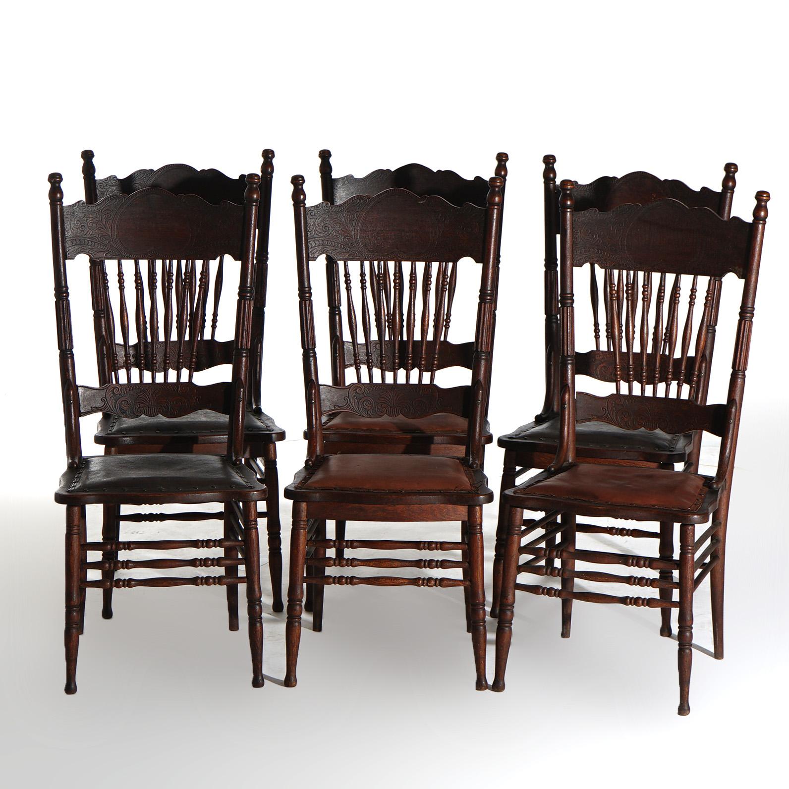 Ensemble ancien de six chaises de salle à manger en chêne Larkin en forme de cœur inversé, à fuseau et dossier pressé Circa 1900

Mesures - 43 