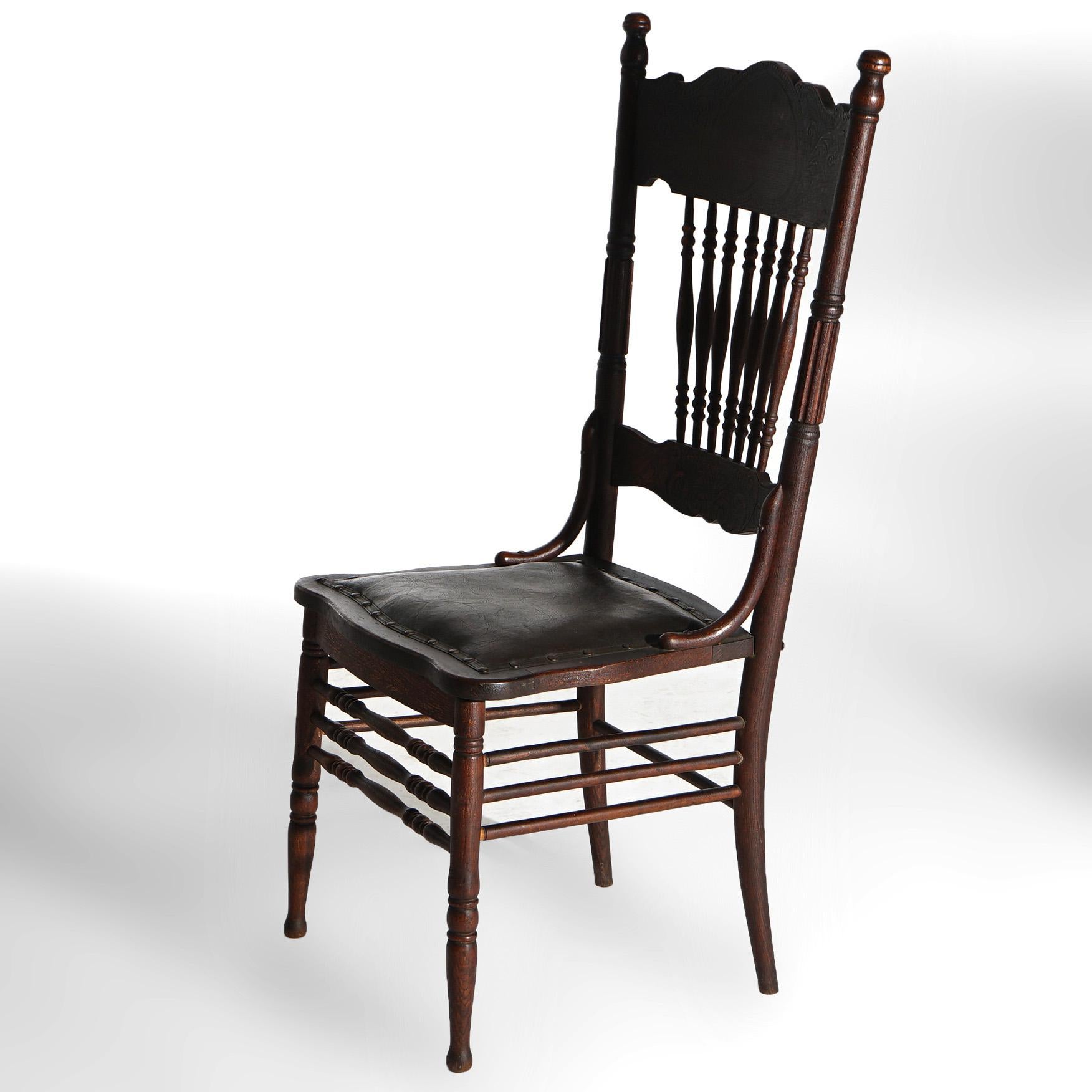 Six chaises de salle à manger Larkin en chêne ancien, en forme de cœur inversé, à dossier fléché et pressé Bon état - En vente à Big Flats, NY