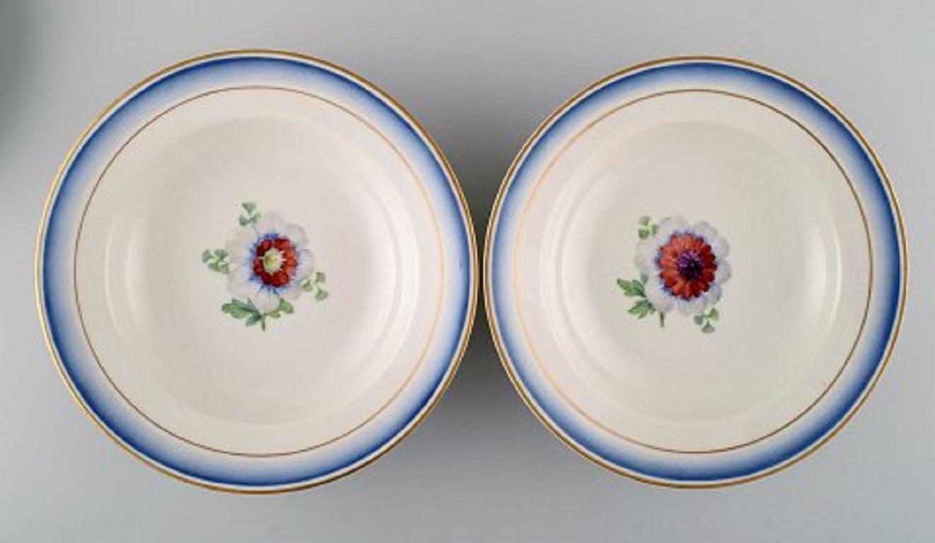 Six antique Royal Copenhagen deep plates in hand painted porcelain with flowers and blue border with gold. Model number 592/9050, late 19th century.
Measures: 21 x 4 cm.
1st factory quality.
In very good condition.
Stamped.