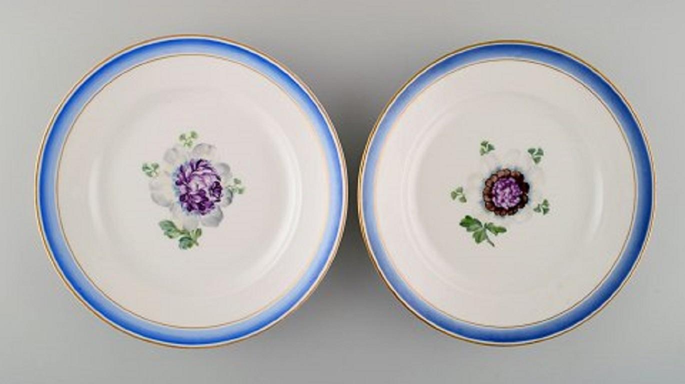 Six antique Royal Copenhagen plates in hand painted porcelain with flowers and blue border with gold. Model number 592/9051, late 19th century.
Diameter: 23.5 cm.
1st factory quality.
In very good condition.
Stamped.