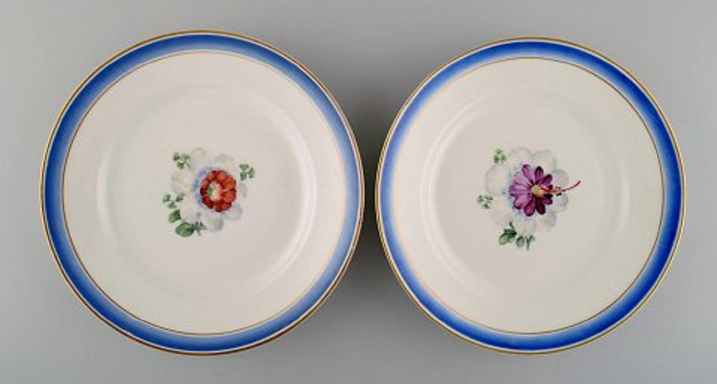 Six antique Royal Copenhagen plates in hand painted porcelain with flowers and blue border with gold. Model number 592/9051, late 19th century.
Measure: Diameter 23.5 cm.
1st factory quality.
In very good condition.
Stamped.