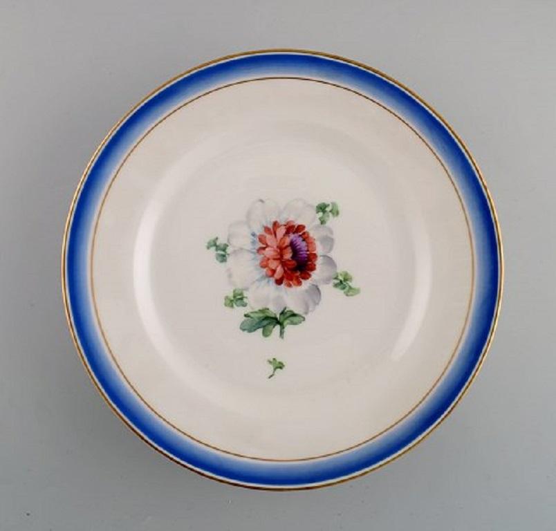 Six antique Royal Copenhagen plates in hand-painted porcelain with flowers and blue border with gold. 
Model number 592/9051. Late 19th century.
Diameter: 23.5 cm.
1st factory quality.
In very good condition.
Stamped.