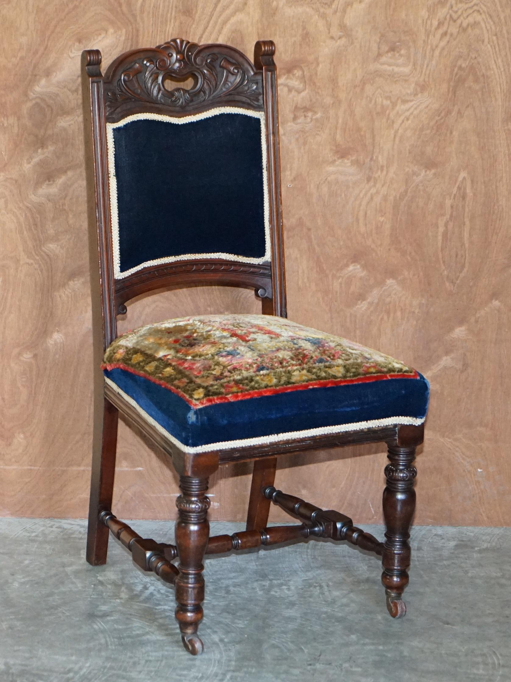 Nous avons le plaisir d'offrir à la vente cet ensemble très rare et de grande collection de six chaises de salle à manger d'origine victorienne en acajou avec une tapisserie en tapis Kilim turc bordé de bleu napoléonien qui font partie d'une