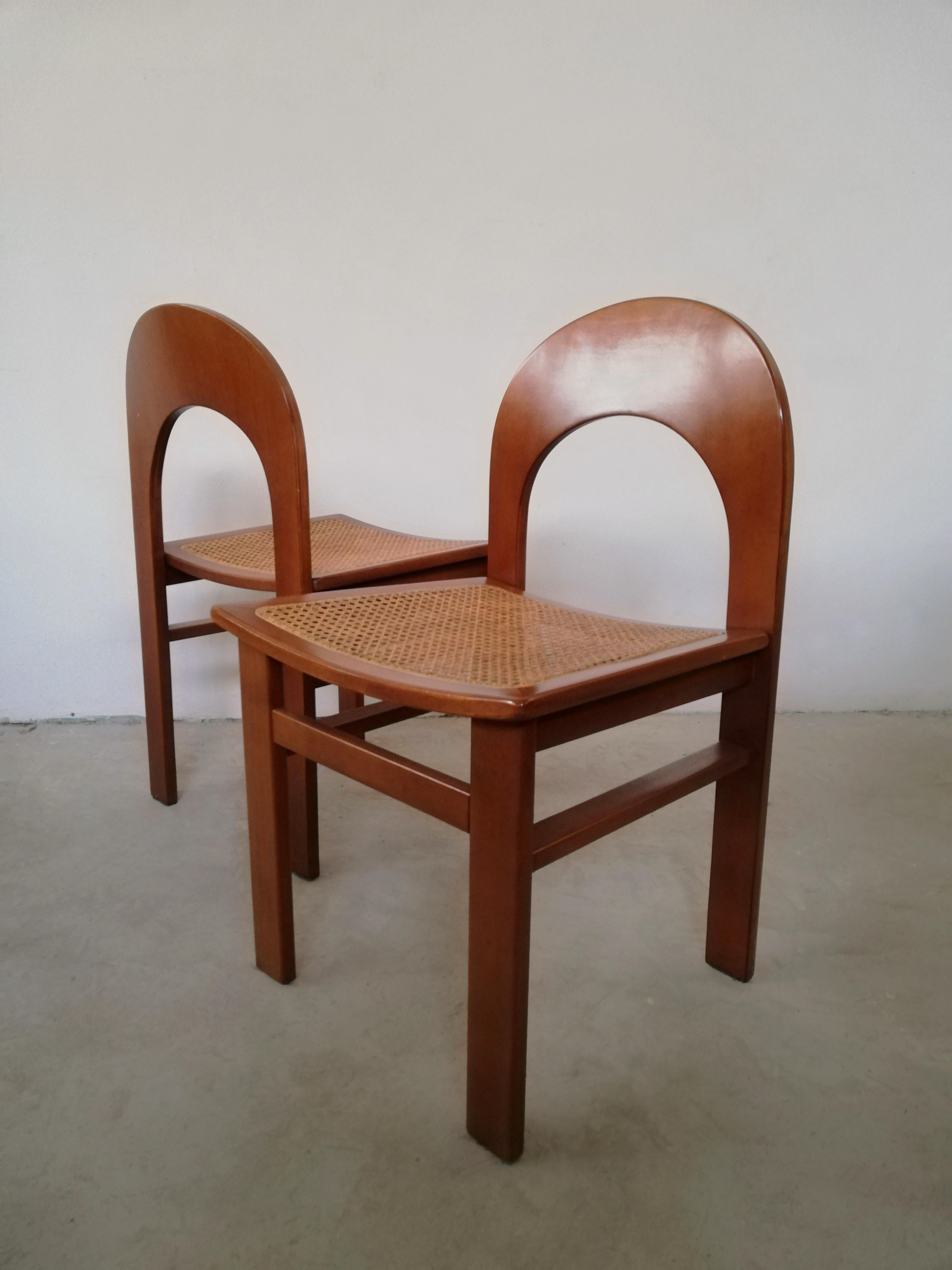 A difficult number to find, 6 of rare Italian 70s chairs designed by Adalberto Caraceni for Tagliabue of Cascina Armata.
Stable and solid, these mid century chairs are made in curved plywood, veneered in national walnut and Vienna straw.
The