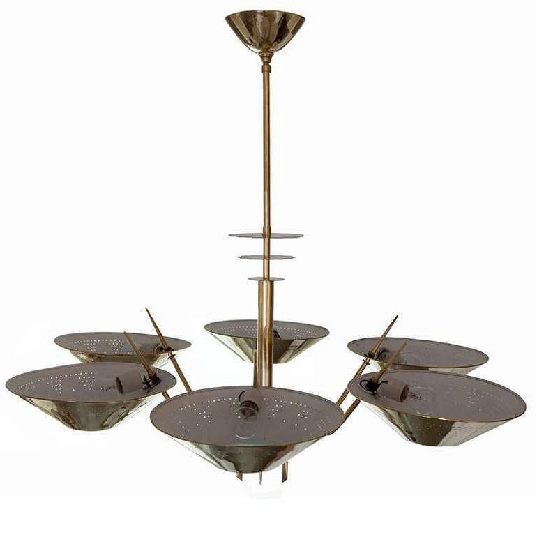 Lampadario austriaco in ottone massiccio ispirato alla metà del secolo scorso, con sei bracci contenenti ciascuno un inserto in vetro al latte e un motivo a triangoli.


1 disponibile.