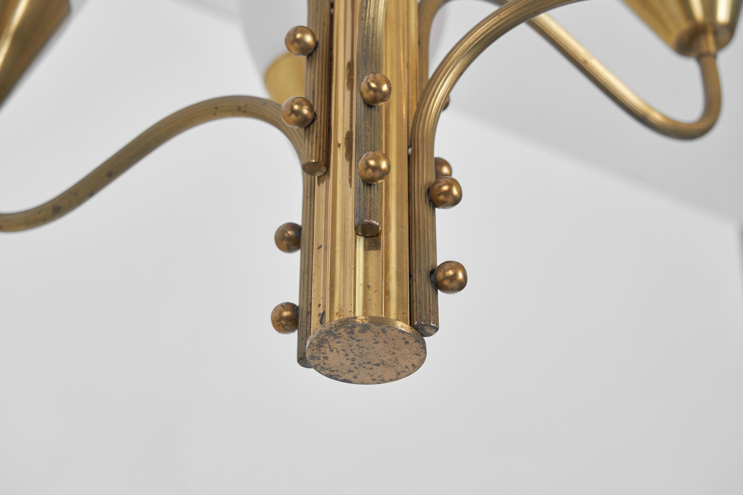 Lustre à six branches en laiton et verre opale, Suède, vers 1950 en vente 10