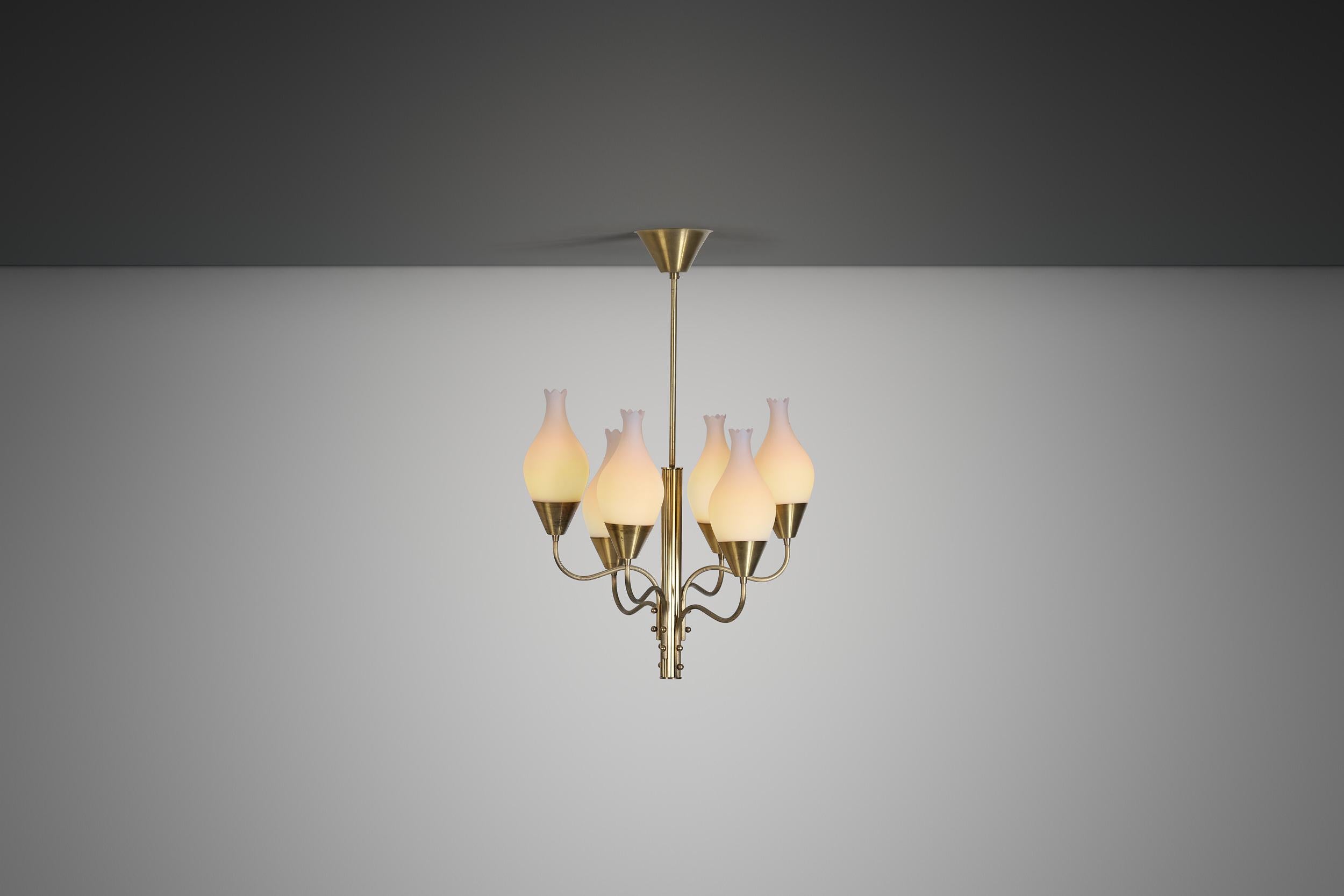 Les meilleures qualités des luminaires suédois du milieu du siècle sont le plus souvent leur lumière atmosphérique et leur design discipliné et fonctionnaliste. En mettant l'accent sur l'artisanat, les matériaux et les lignes épurées, ce lustre est