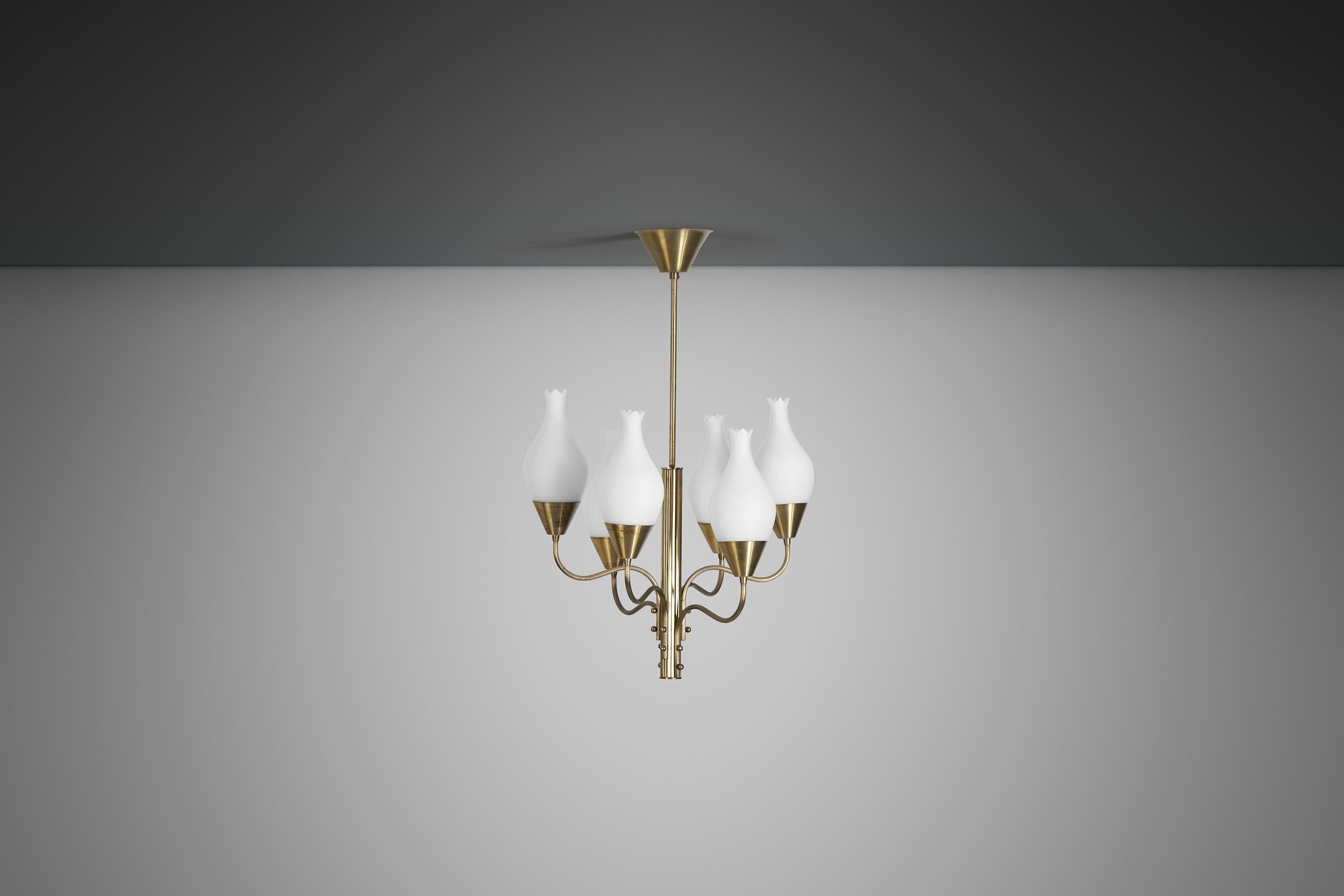 Scandinave moderne Lustre à six branches en laiton et verre opale, Suède, vers 1950 en vente