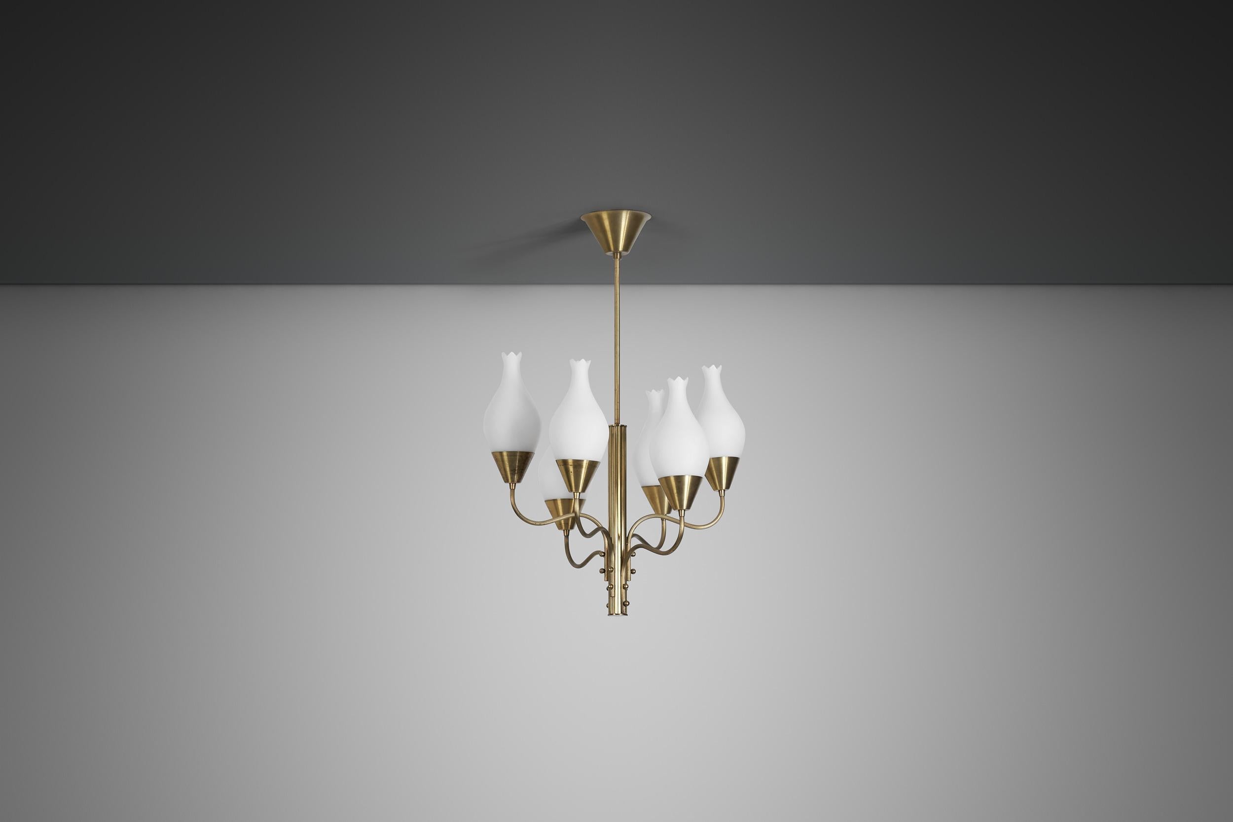 Lustre à six branches en laiton et verre opale, Suède, vers 1950 Bon état - En vente à Utrecht, NL