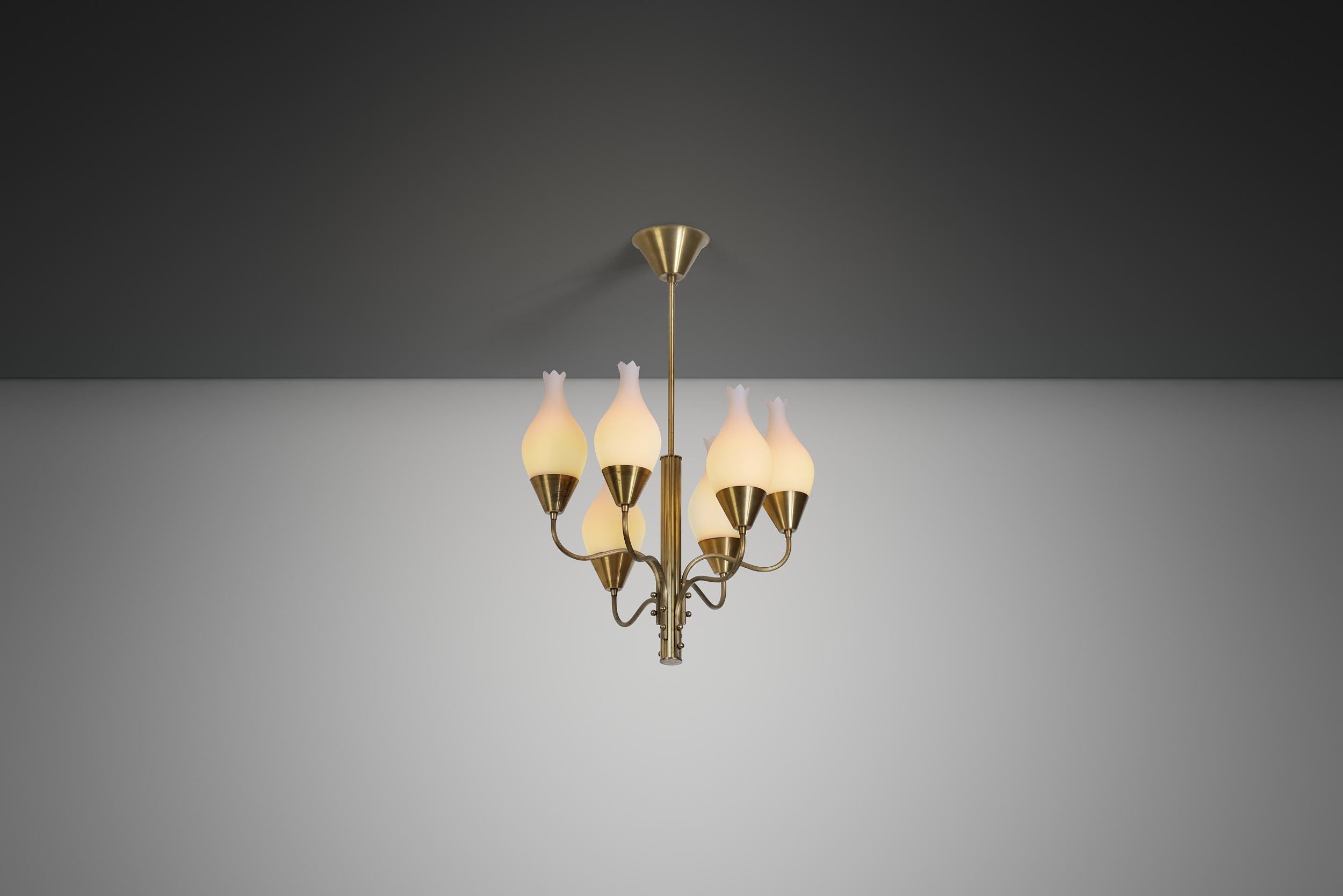 Milieu du XXe siècle Lustre à six branches en laiton et verre opale, Suède, vers 1950 en vente