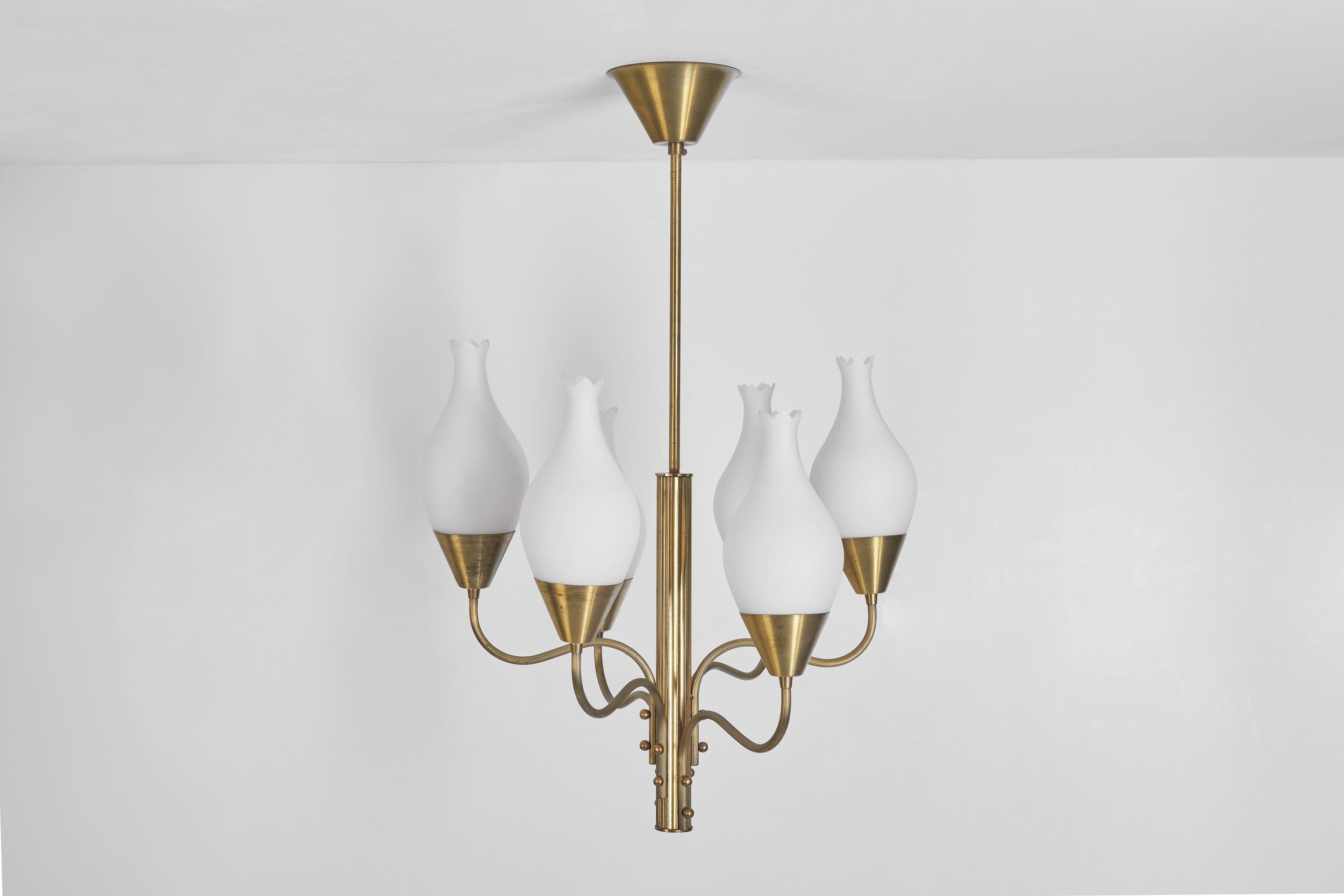 Lustre à six branches en laiton et verre opale, Suède, vers 1950 en vente 2
