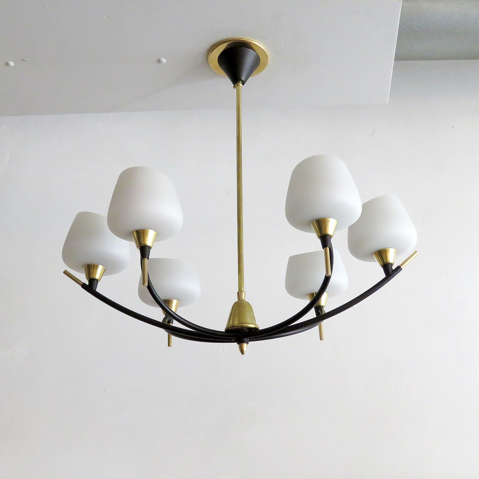 Elegante lampadario francese di Arlus, con sei bicchieri in vetro incamiciato su una matrice di rami in metallo smaltato con splendidi dettagli in ottone, cablato per gli standard statunitensi, sei prese E12, potenza massima 40w ciascuna o
