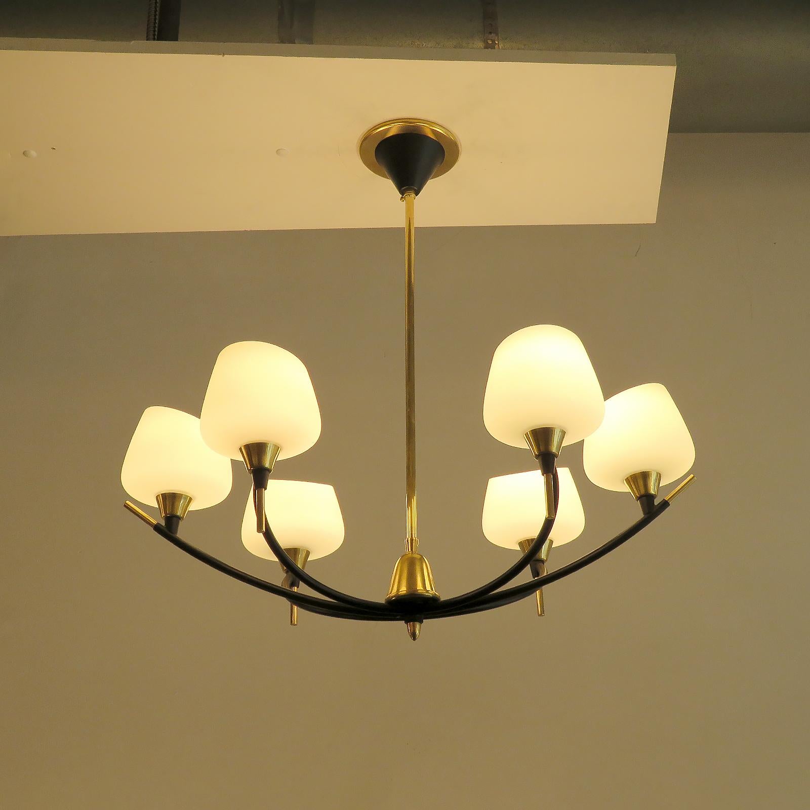 Vetro opalino Lampadario a sei bracci di Arlus in vendita
