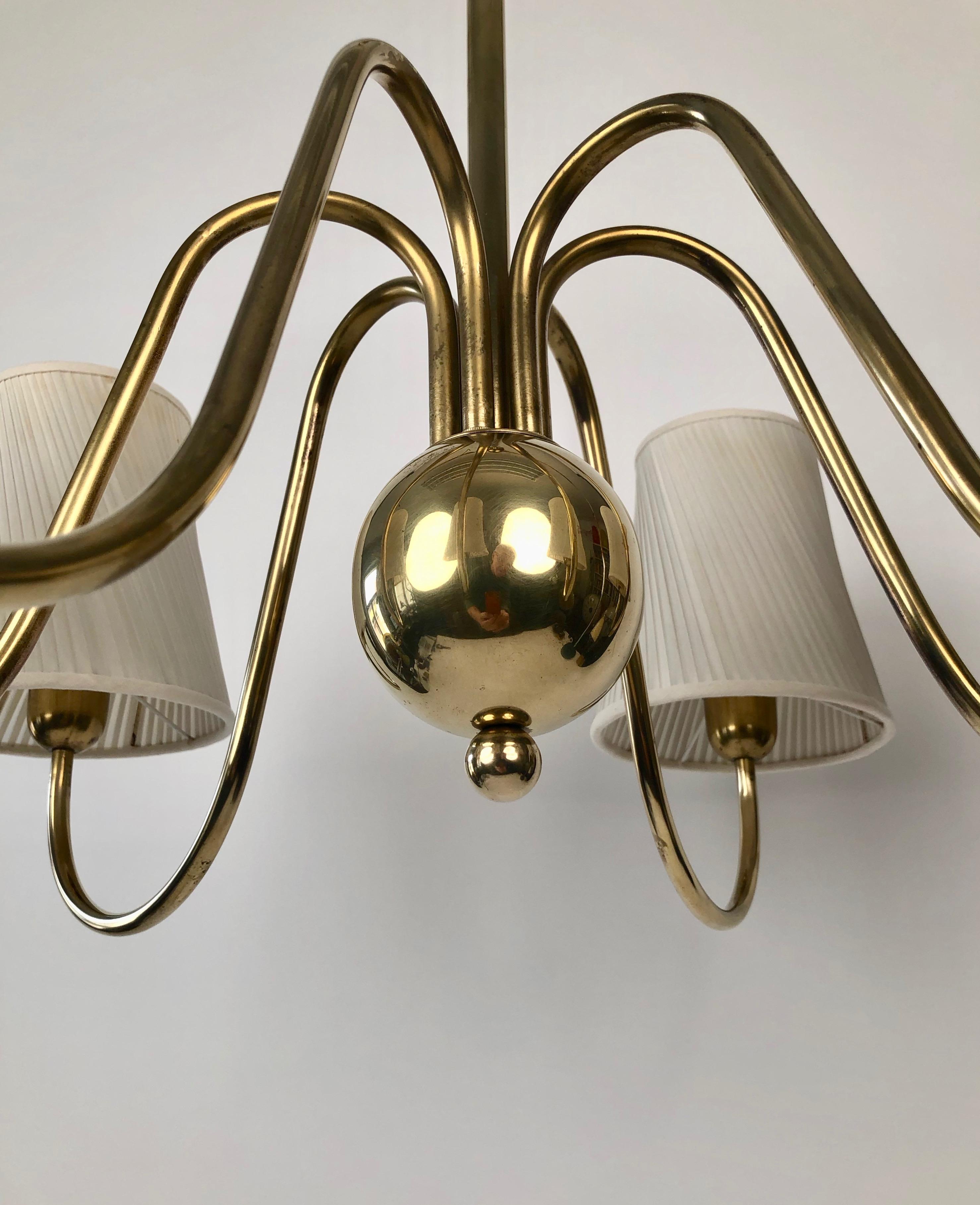 Austriaco Lampadario a sei bracci in ottone di Josef Frank con paralumi in seta, realizzato in Austria in vendita