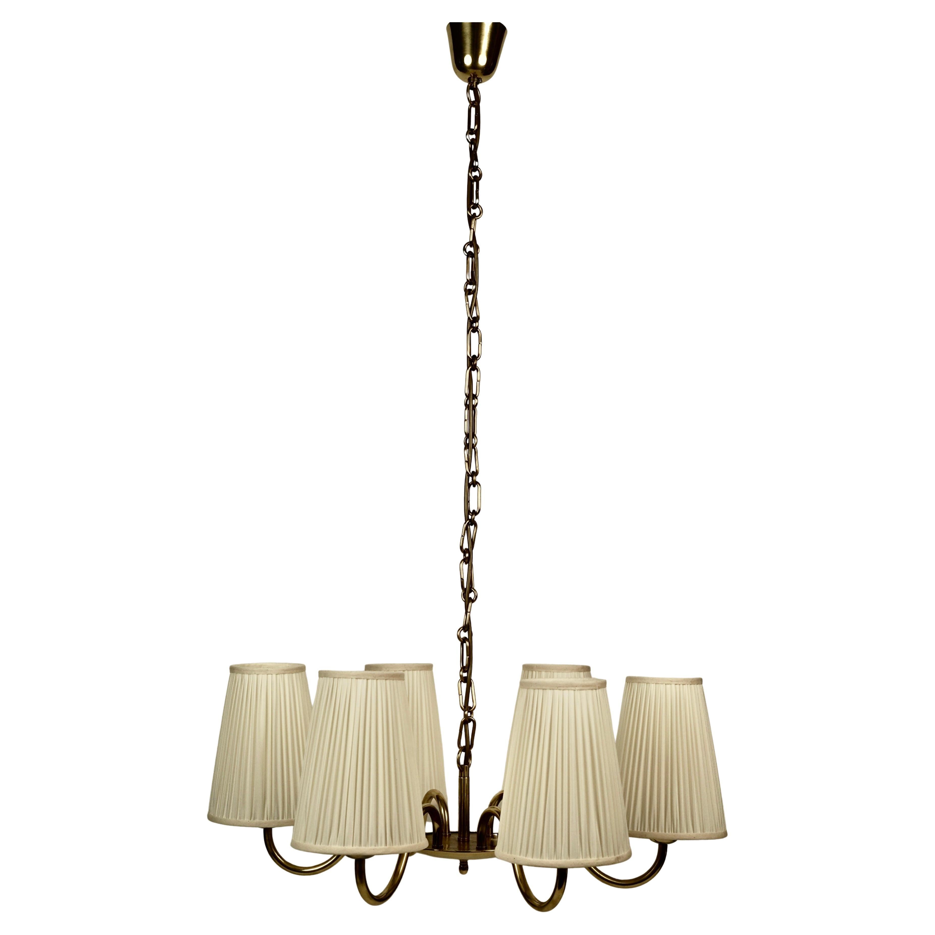 Lampadario a sei bracci in ottone con paralumi in seta di Josef Frank degli anni 
30 in vendita