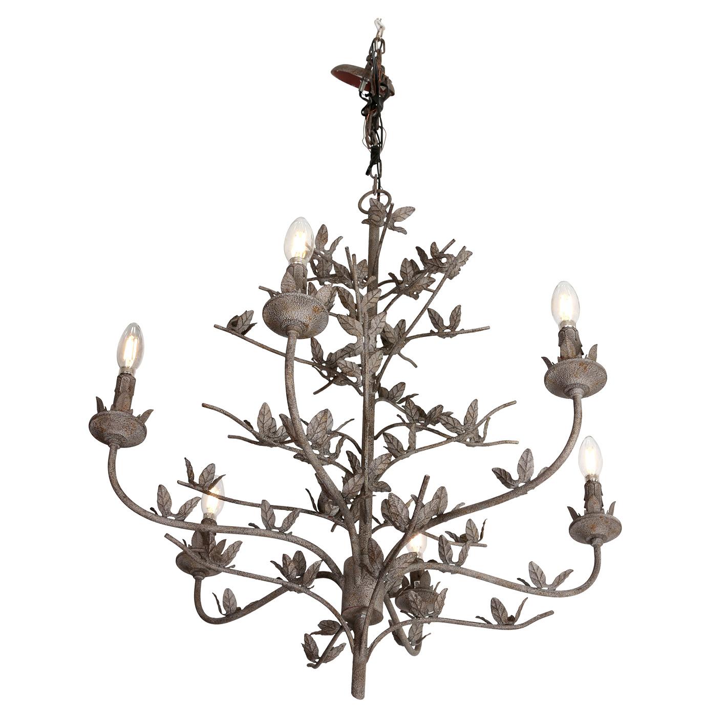 Ce lustre à six branches en fer forgé à la main présente un motif de feuilles raffiné qui ajoute une touche d'élégance inspirée par la nature. Ses six bras gracieusement incurvés et ses délicates feuilles de métal créent une ambiance chaleureuse et