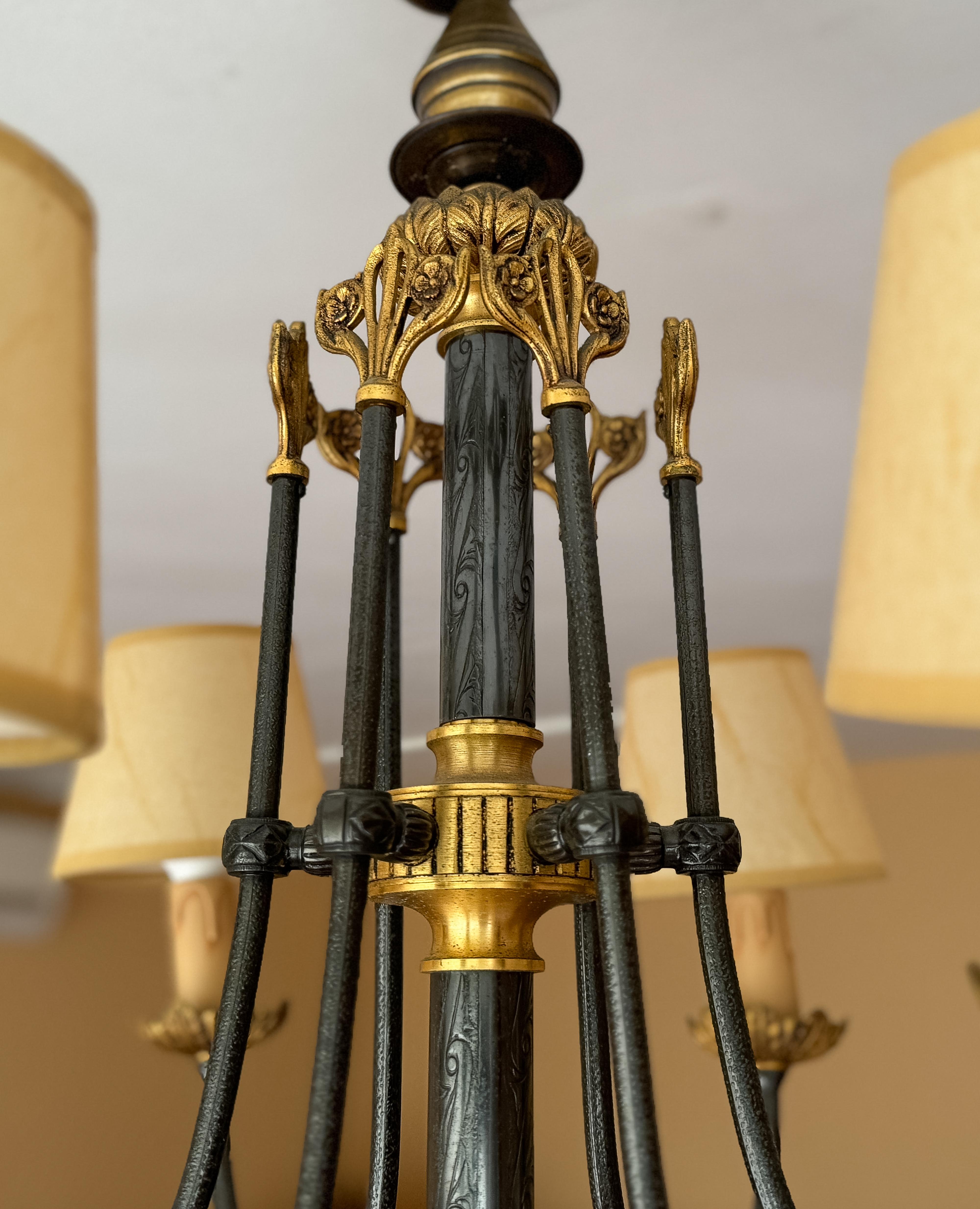 Metallo Lampadario a sei bracci in bronzo dorato, 1900 in vendita