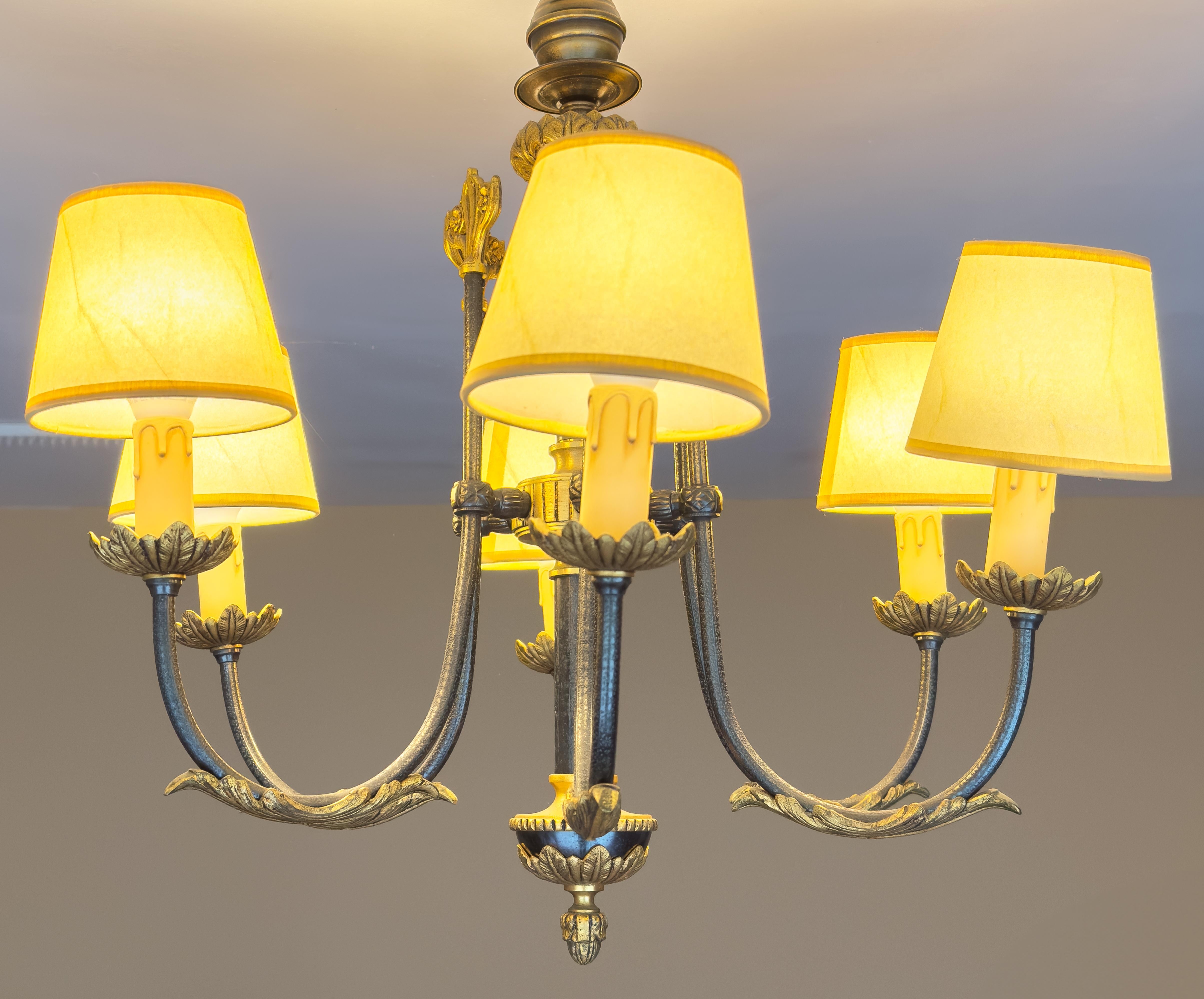 Lampadario a sei bracci in bronzo dorato, 1900 in vendita 1