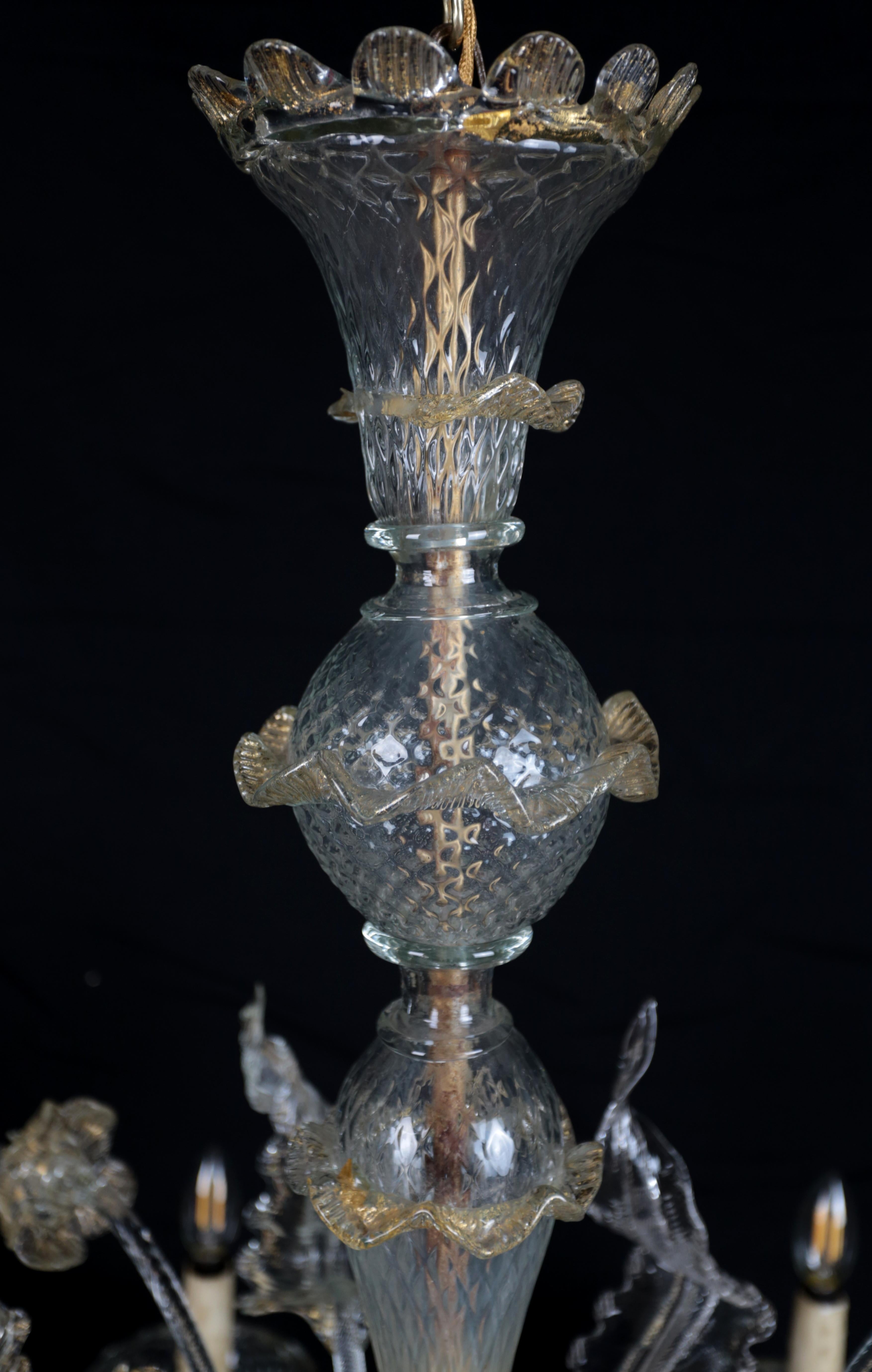 Sechsarmiger venezianischer Murano-Kronleuchter. Wiederhergestellt (Muranoglas) im Angebot