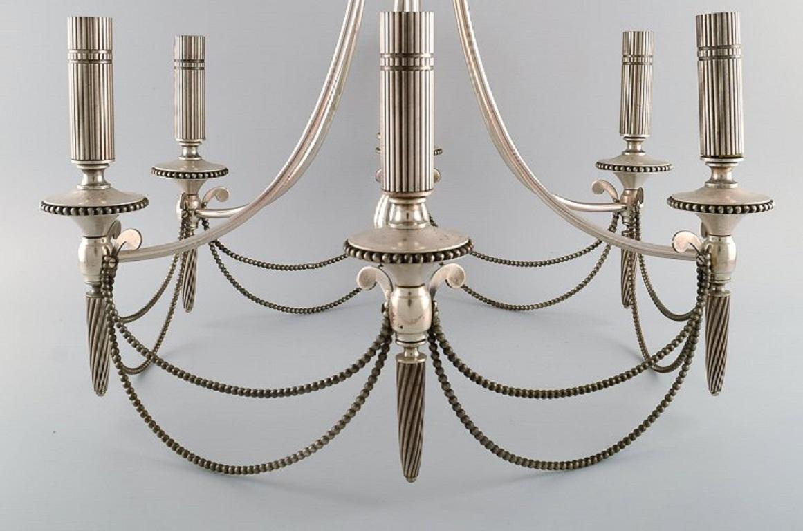 Six-armed chandelier in silver plate. Classic style. 1930's.
Measures: 50 x 48 cm. 
In excellent condition.