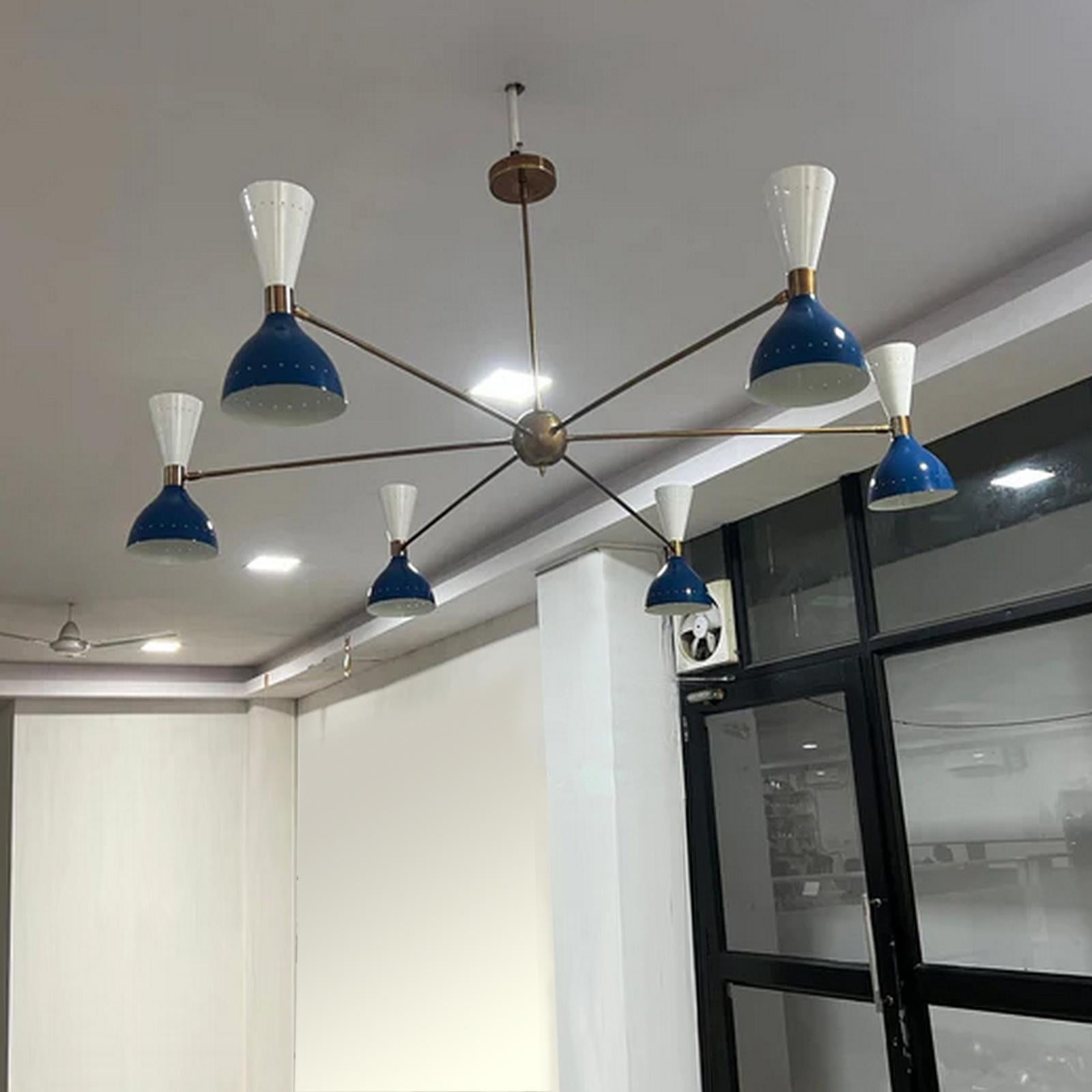 Sechsarmiger Messing-Kronleuchter mit sechs Armen, weißes Mitternachtsblau, schwenkbare Schirmen, Stilnovo-Stil (Moderne der Mitte des Jahrhunderts) im Angebot