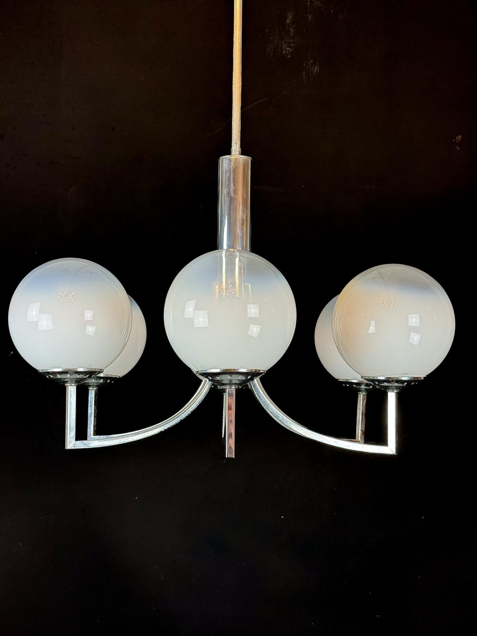 Mid-Century Modern Lustre à six bras en sphères de verre Murano et chrome. Italie années 1960 en vente
