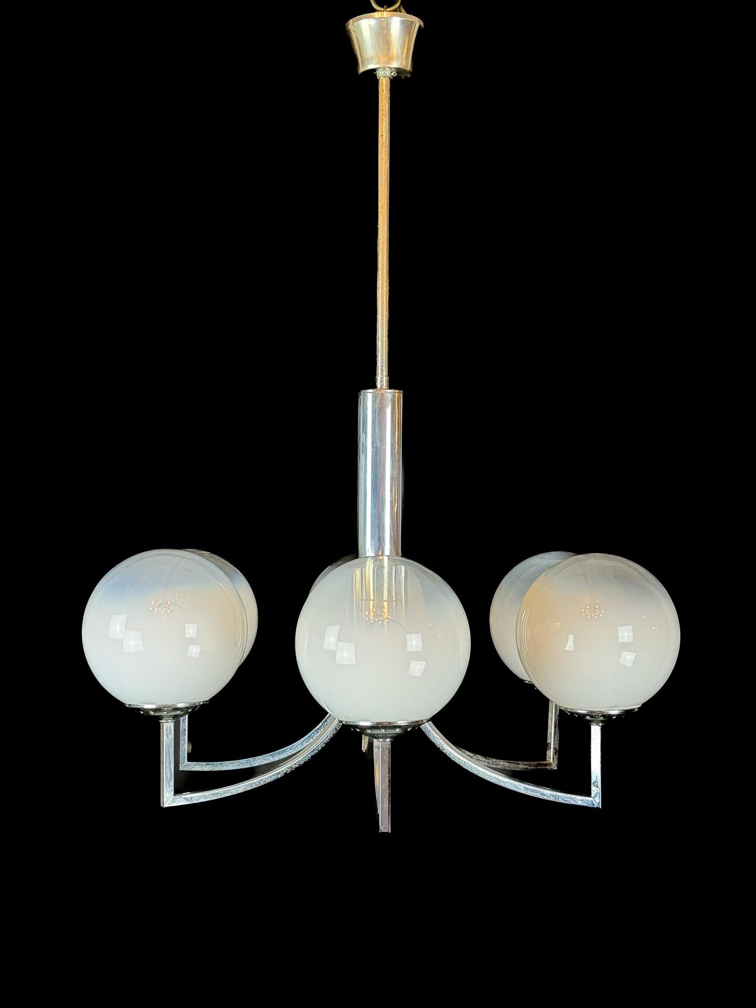 italien Lustre à six bras en sphères de verre Murano et chrome. Italie années 1960 en vente