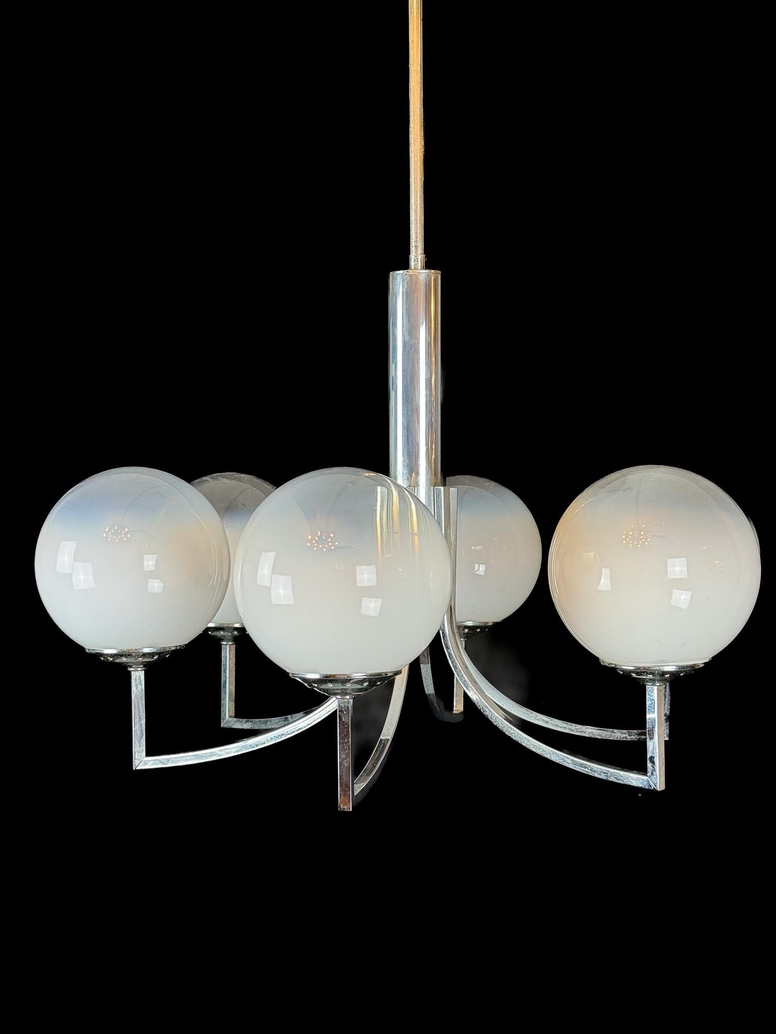 Lustre à six bras en sphères de verre Murano et chrome. Italie années 1960 Bon état - En vente à Catania, CT