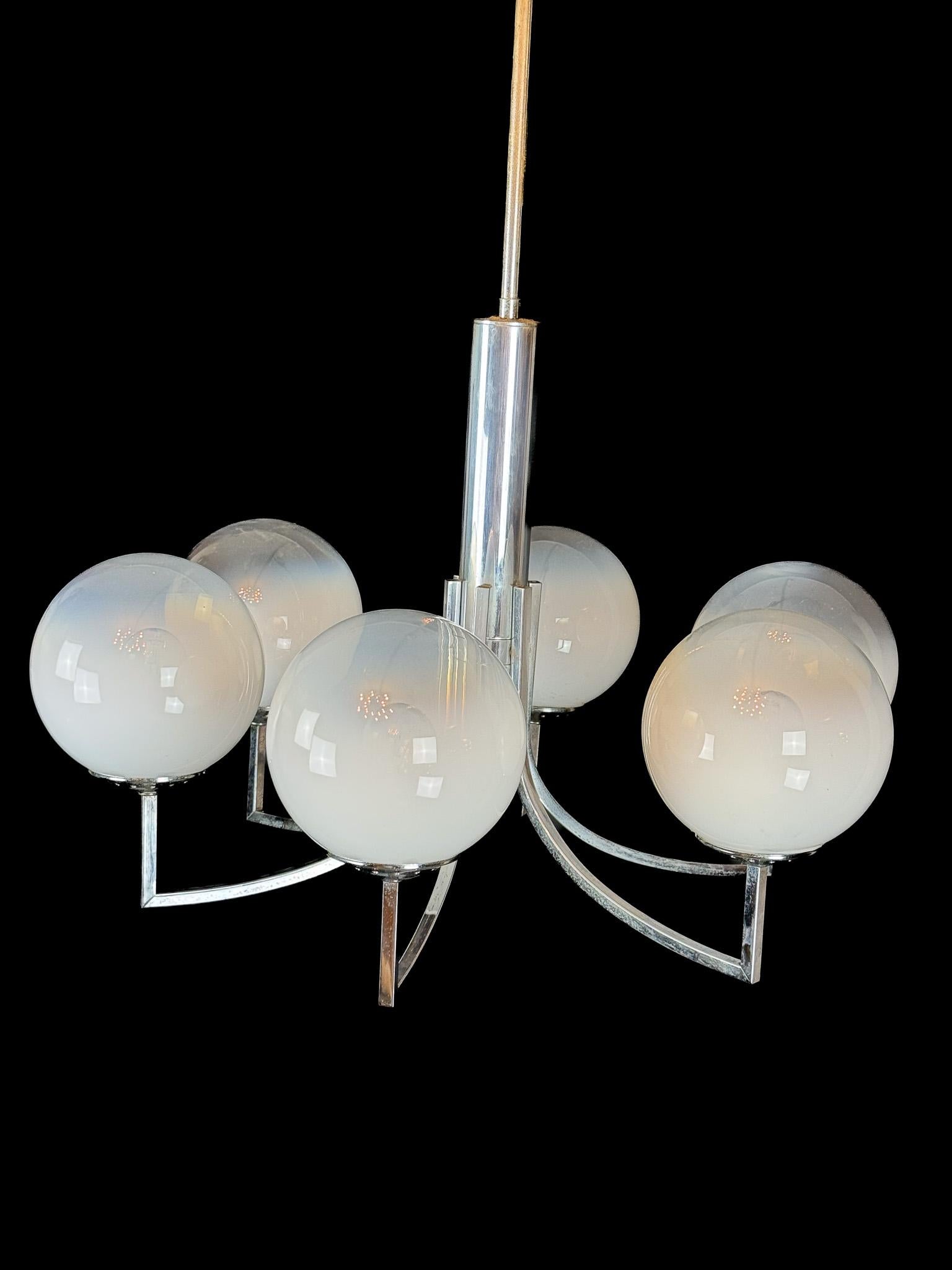 20ième siècle Lustre à six bras en sphères de verre Murano et chrome. Italie années 1960 en vente
