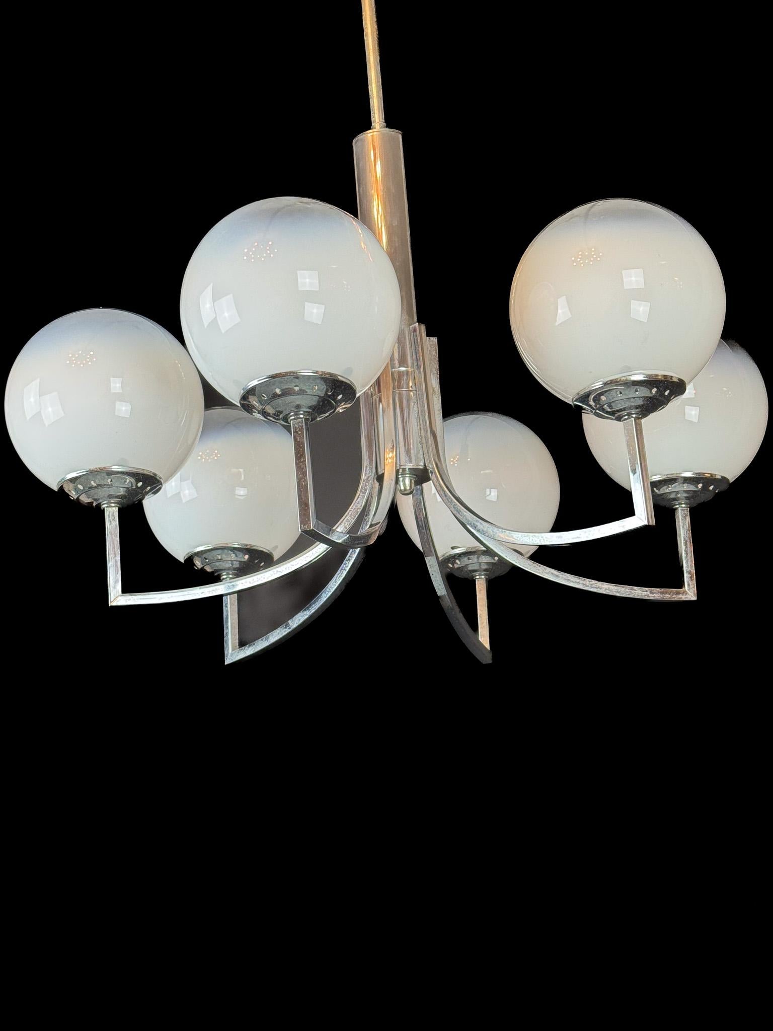 Verre de Murano Lustre à six bras en sphères de verre Murano et chrome. Italie années 1960 en vente