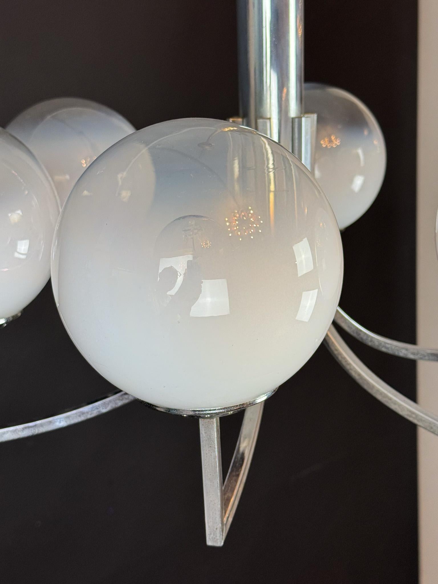 Lustre à six bras en sphères de verre Murano et chrome. Italie années 1960 en vente 1