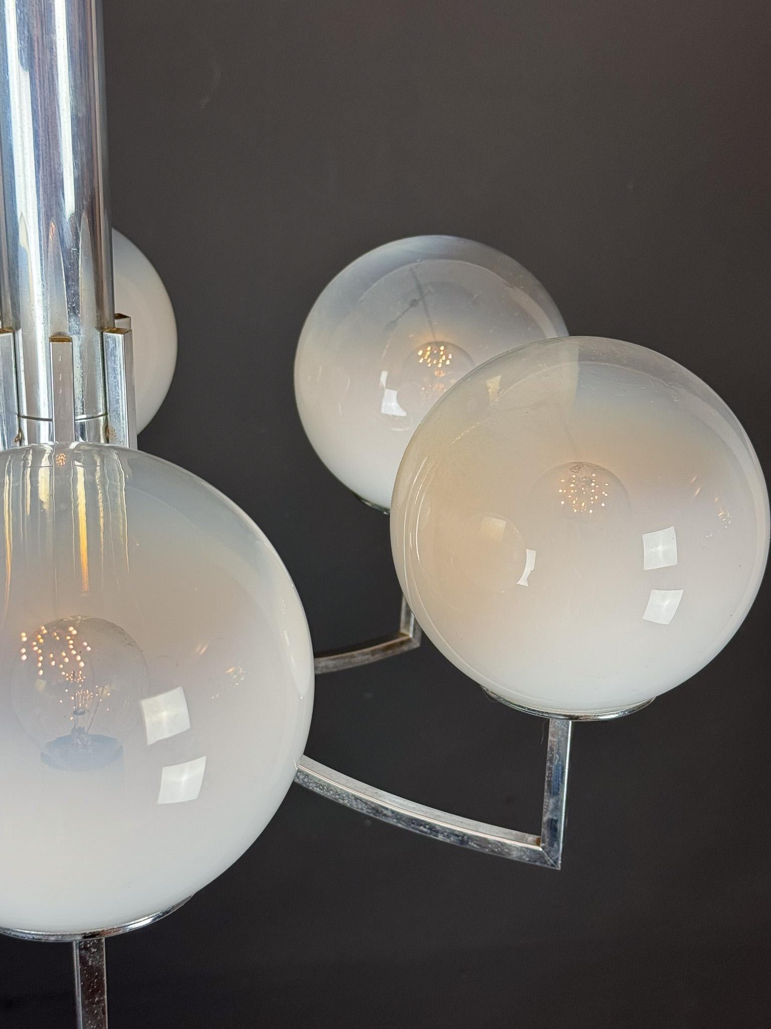 Lustre à six bras en sphères de verre Murano et chrome. Italie années 1960 en vente 2