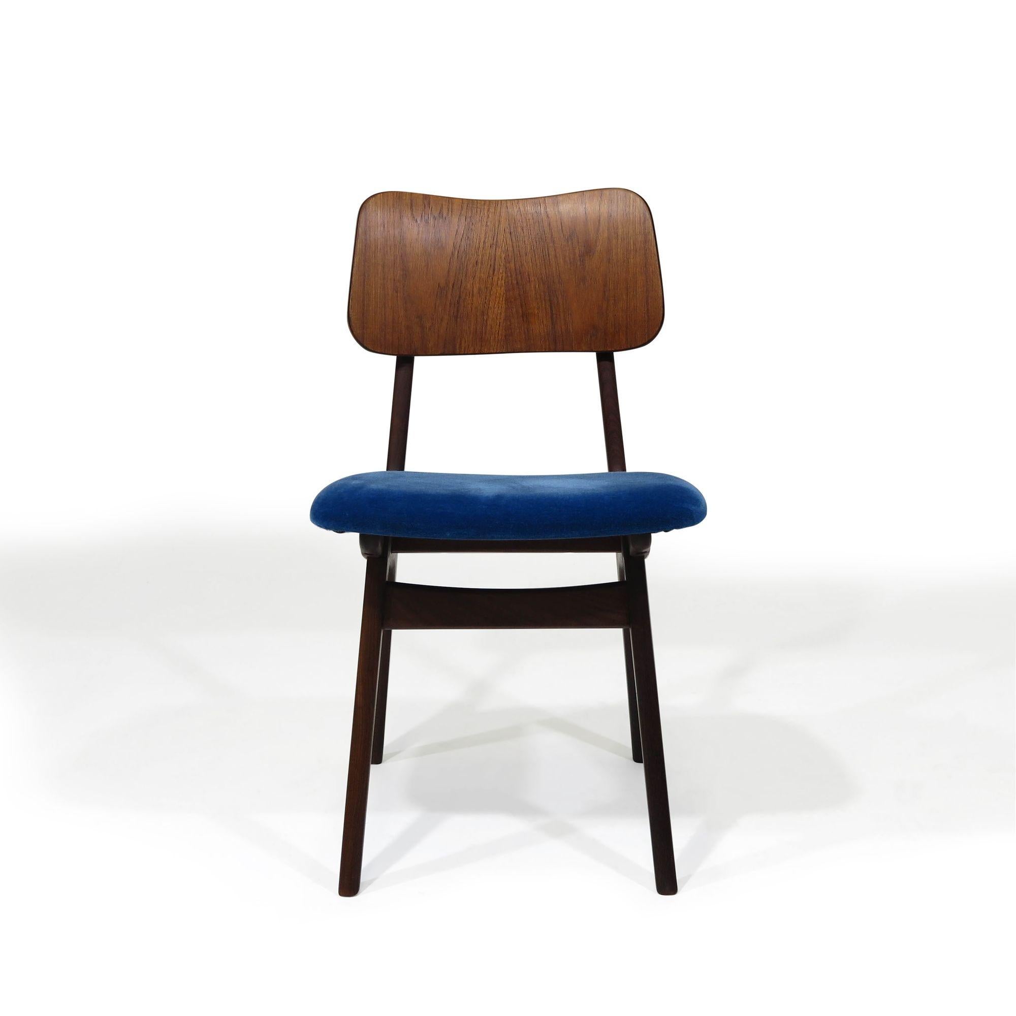 Ensemble de six chaises de salle à manger danoises du milieu du siècle conçues par Hovmand Olsen, 1965, Danemark. Les chaises sont fabriquées à partir de cadres en noyer massif avec un dossier en teck moulé et une menuiserie en laiton apparente.