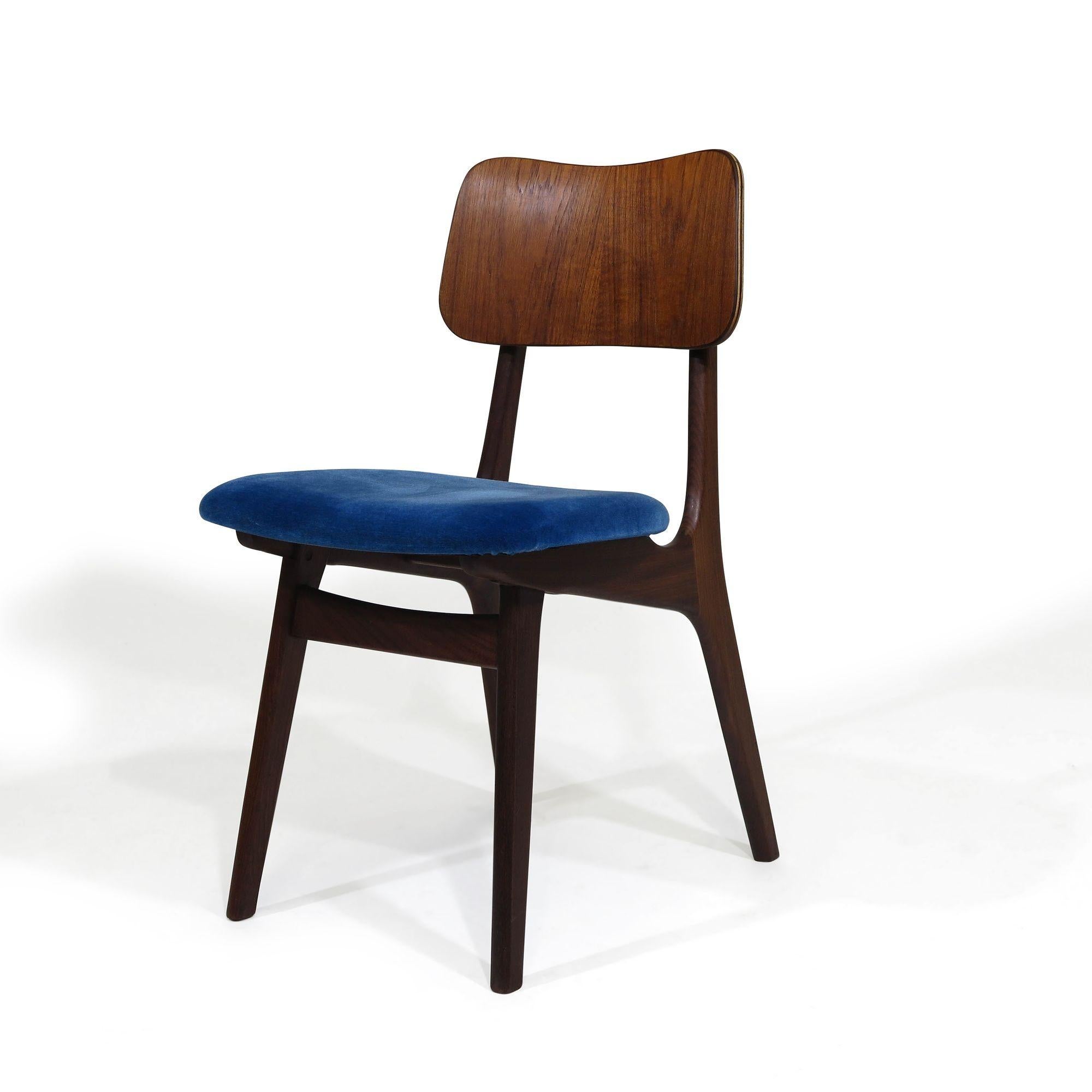 Scandinave moderne Six chaises de salle à manger Arne Hovmand-Olsen en noyer et teck, 30 disponibles en vente