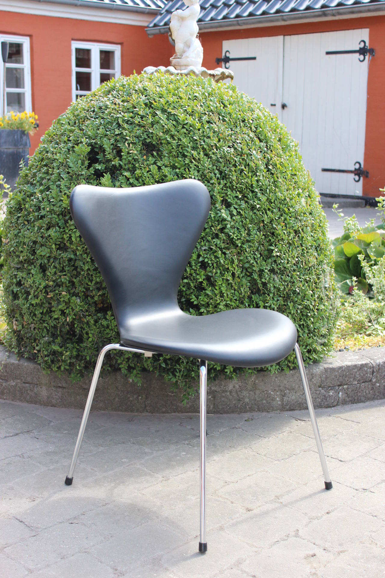 Mid-20th Century Six Arne Jacobsen Chairs by Fritz Hansen, Black Leather, Model 3107