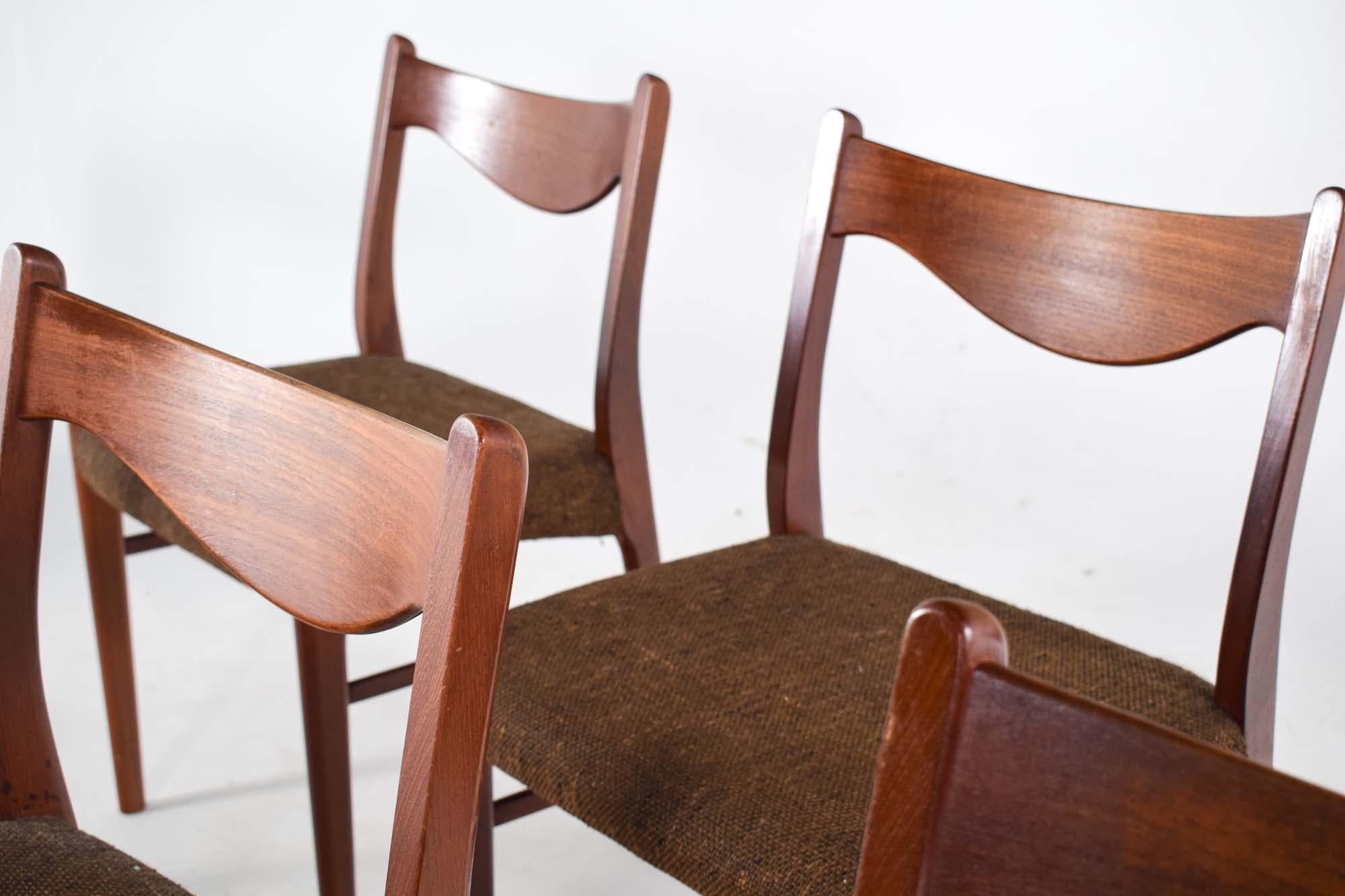 Dieses exquisite Set aus sechs Esszimmerstühlen ist ein Markenzeichen des skandinavischen Designs, gefertigt mit der eleganten Schlichtheit und Funktionalität, für die dänische Möbel bekannt sind. Die von Arne Wahl Iversen entworfenen und von der