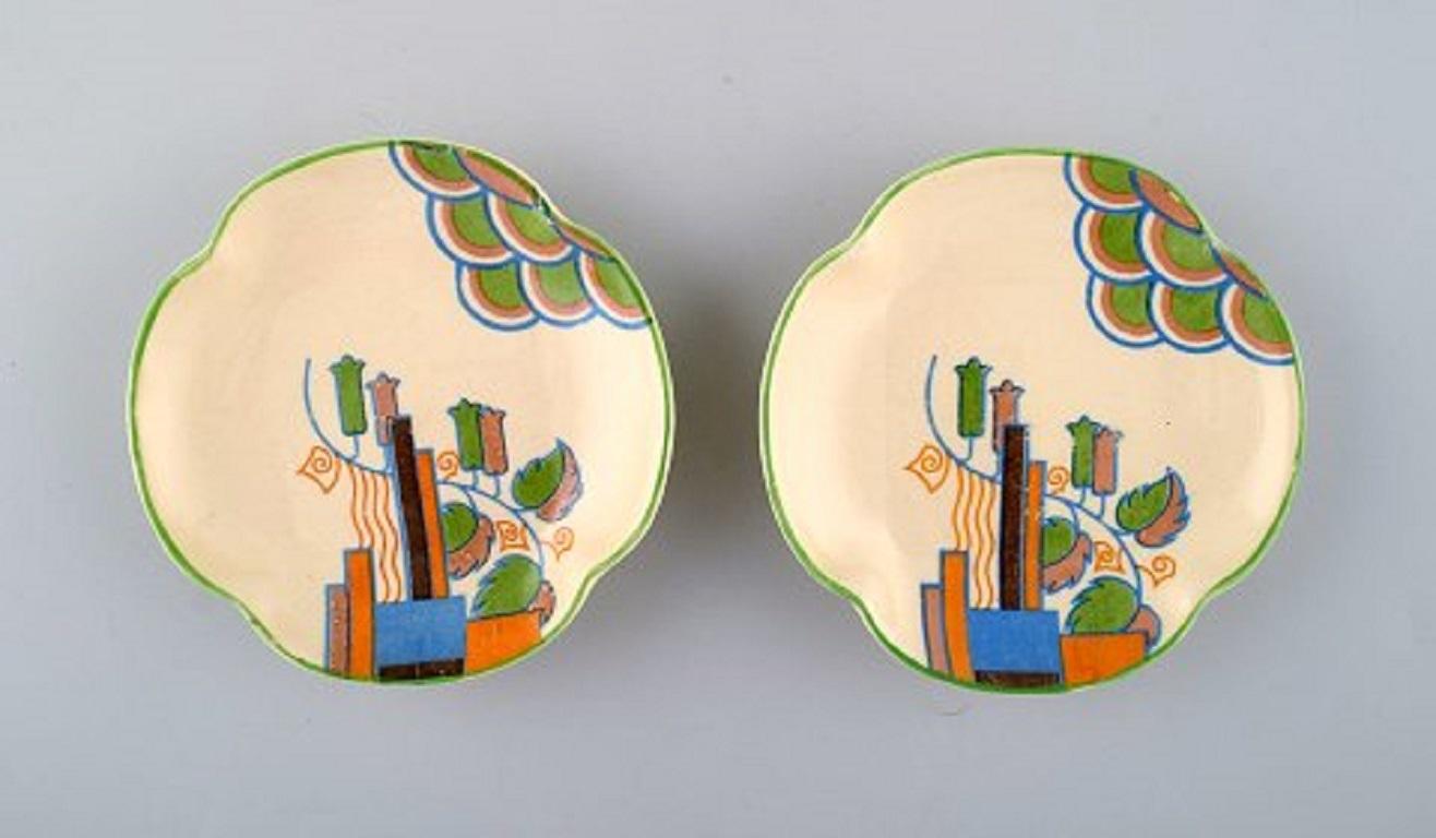 Six Art Deco bowls, dishes and plates in hand painted porcelain. Royal Doulton, England, 1940s.
In the style of Clarice Cliff (1899-1963).
The bowl measures: 9 x 4 cm.
The plate measures: 14 cm.
In very good condition.
Stamped.
 
 