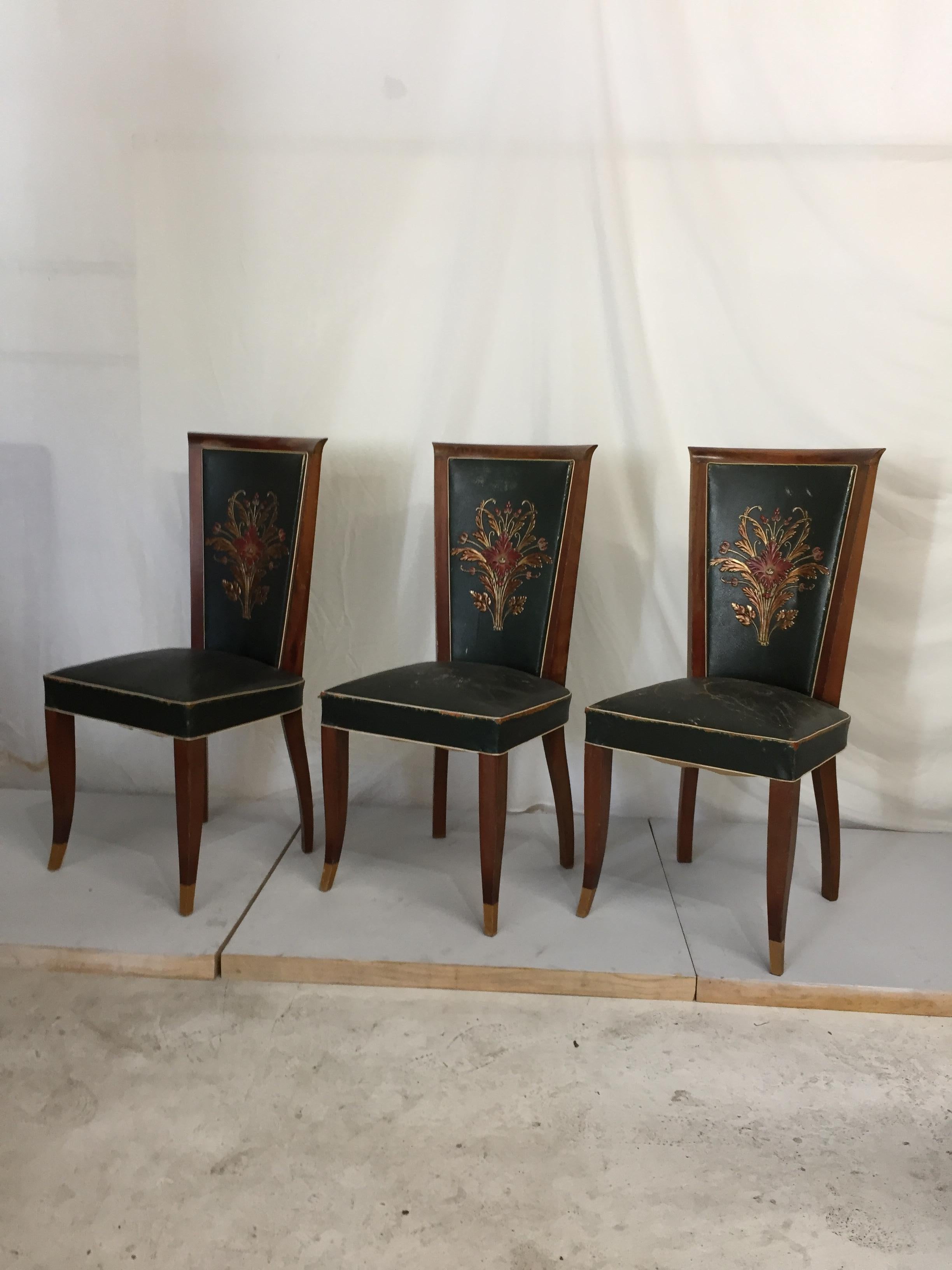Original condition for these set of six chairs in green leather.
the seat part are in bad condition, must be reupholstered.
Backs of the chairs are in good condition from origine.
Tight frame in beech to refinish, not structural issues, elegant