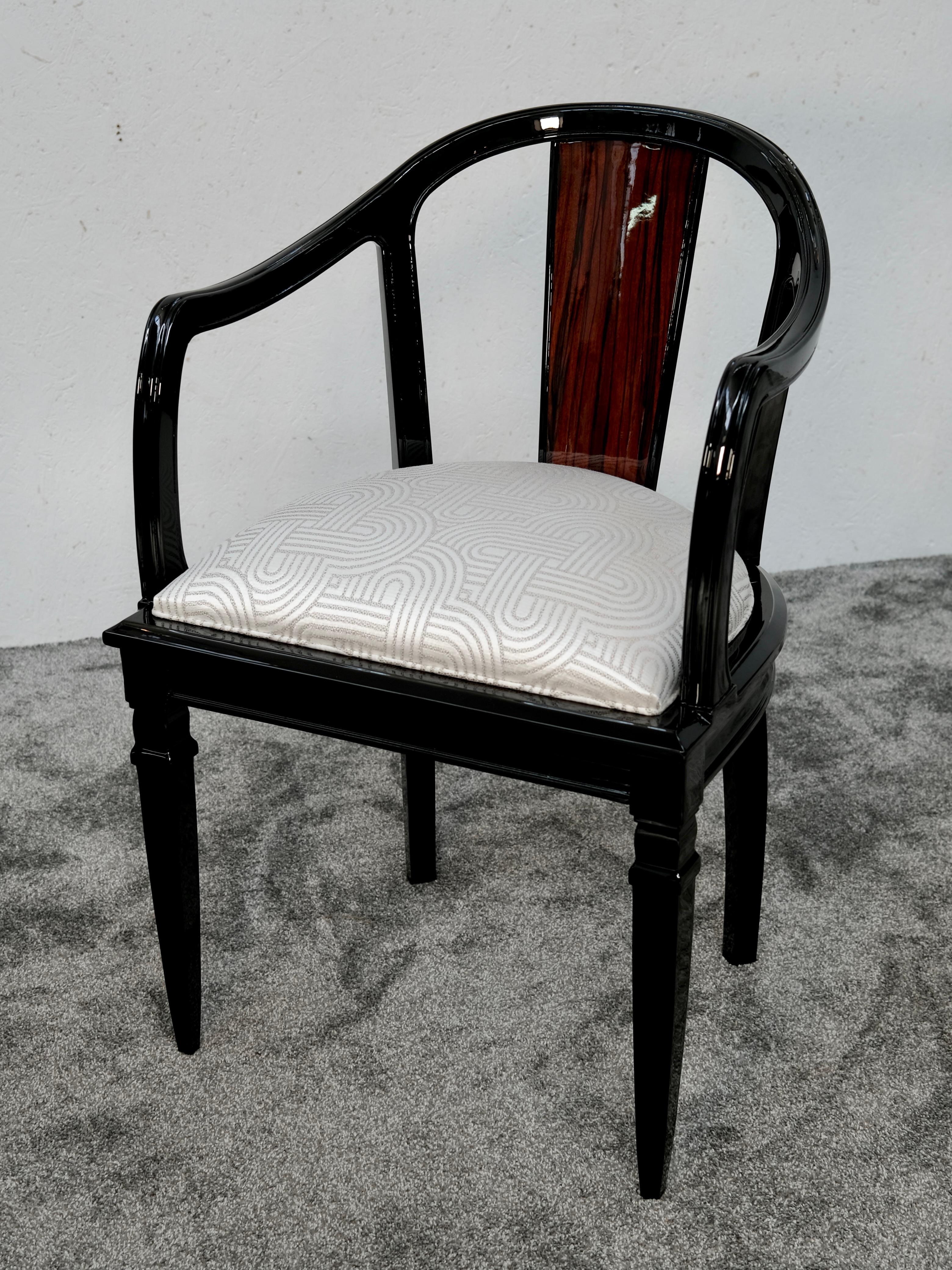 Un set di sei sedie a gondola in stile Art Déco francese, rifinite in lacca nera lucida e caratterizzate da un sorprendente pannello posteriore impiallacciato in Macassar. I braccioli curvi formano una silhouette a gondola continua e fluida che