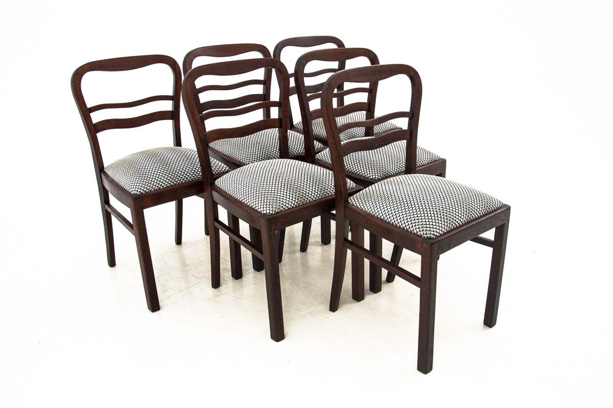 A set of six Art Deco chairs from circa 1930. Very good condition. After professional renovation, new seat upholstery.

Origin: Poland

Wood: walnut.
