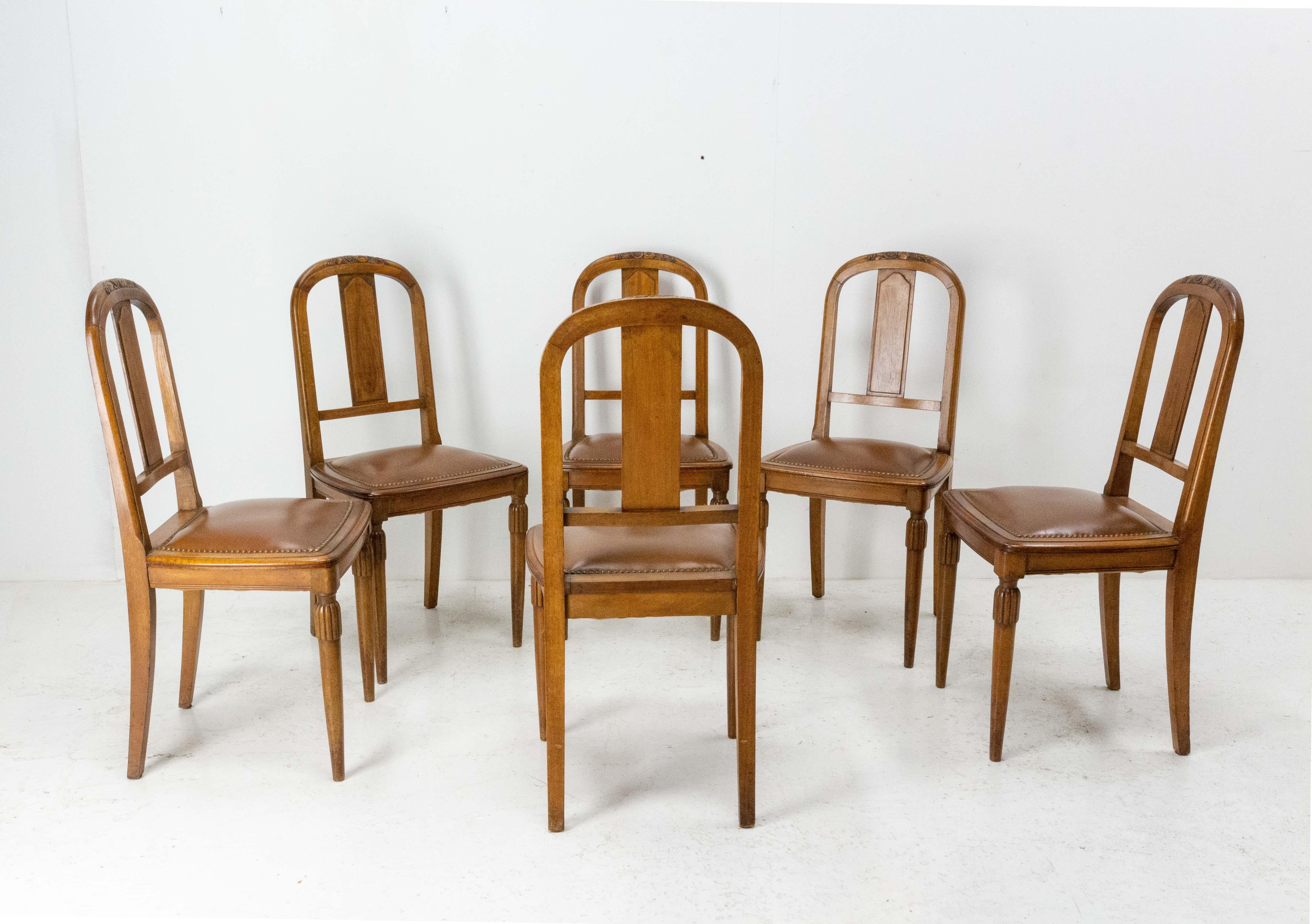 Ensemble de six chaises de salle à manger Art déco françaises, vers 1930.
A utiliser tel quel si l'on souhaite conserver la patine ou restaurer.
le noyer et le skaï.
Sobre et chic avec un motif floral au dos.
État d'origine antique.
Les cadres
