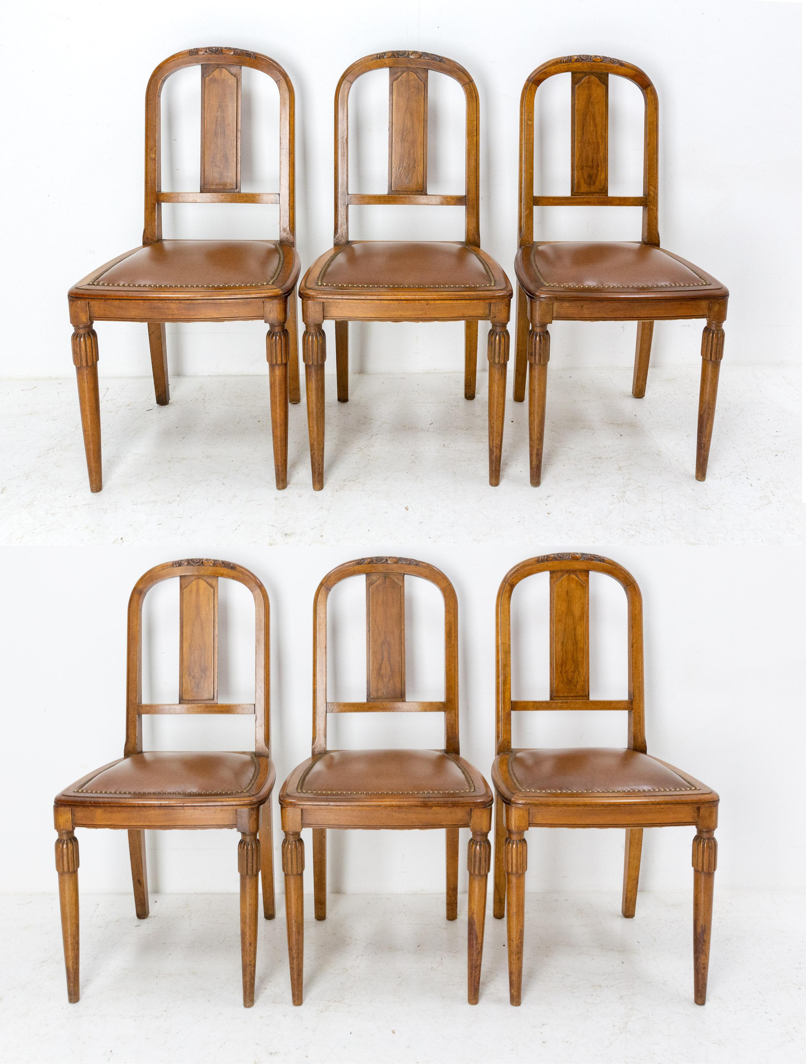 Français Six chaises de salle à manger Art déco en noyer et en skaï, françaises, vers 1930 en vente