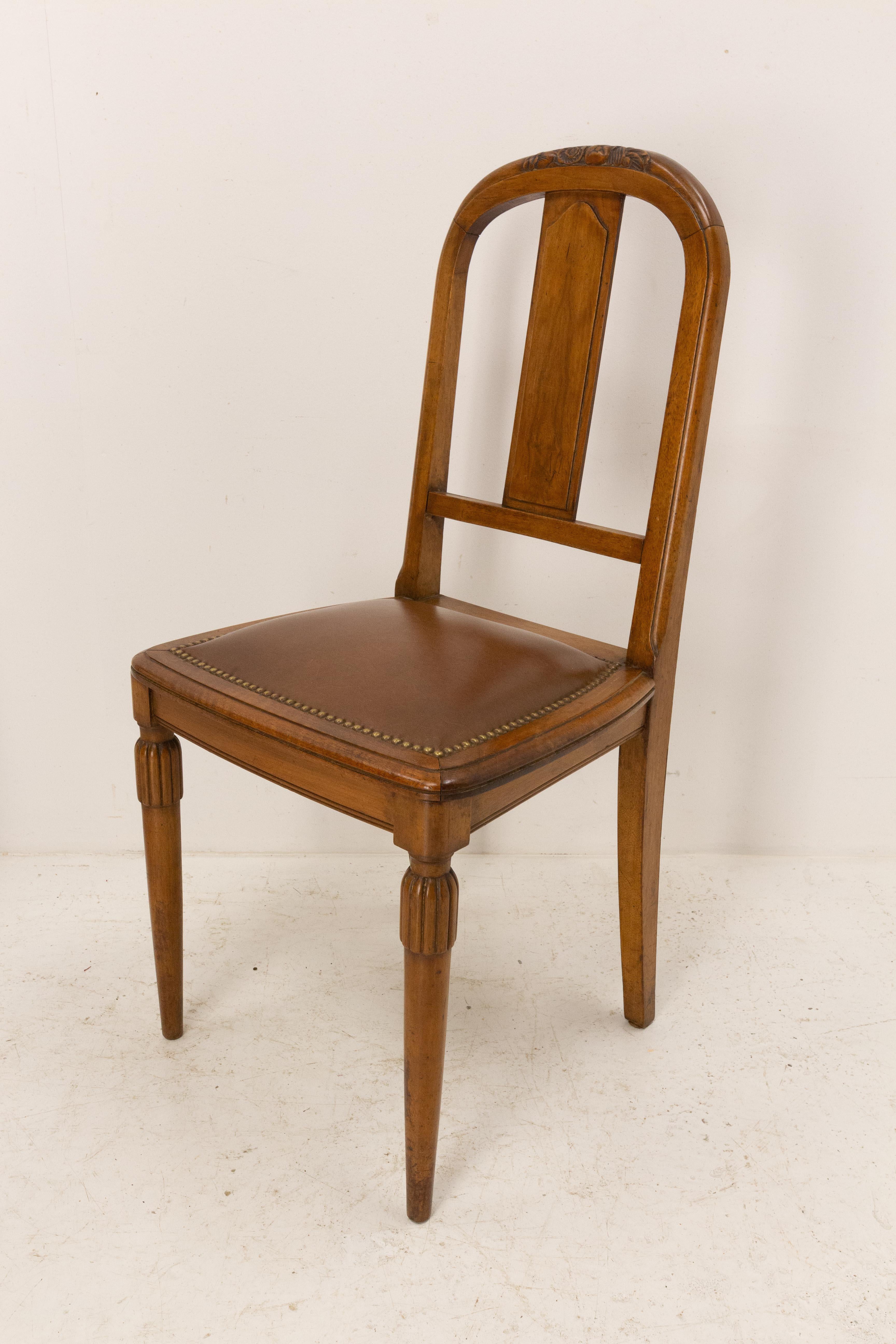 Imitation cuir Six chaises de salle à manger Art déco en noyer et en skaï, françaises, vers 1930 en vente