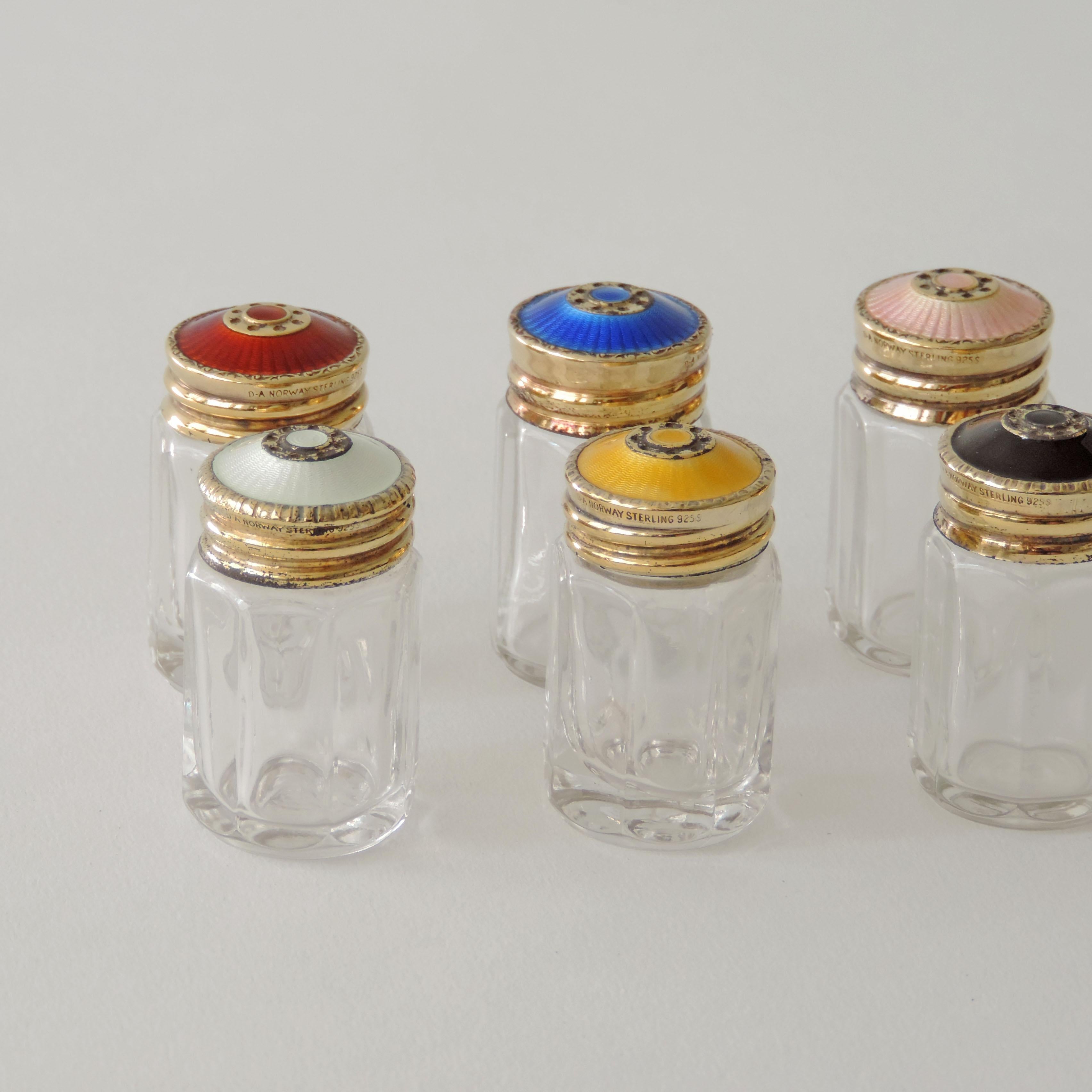 Six Art Deco Multi Colored Norwegian Silver and Enamel Salt Shakers, 1940s In Good Condition For Sale In Milan, IT