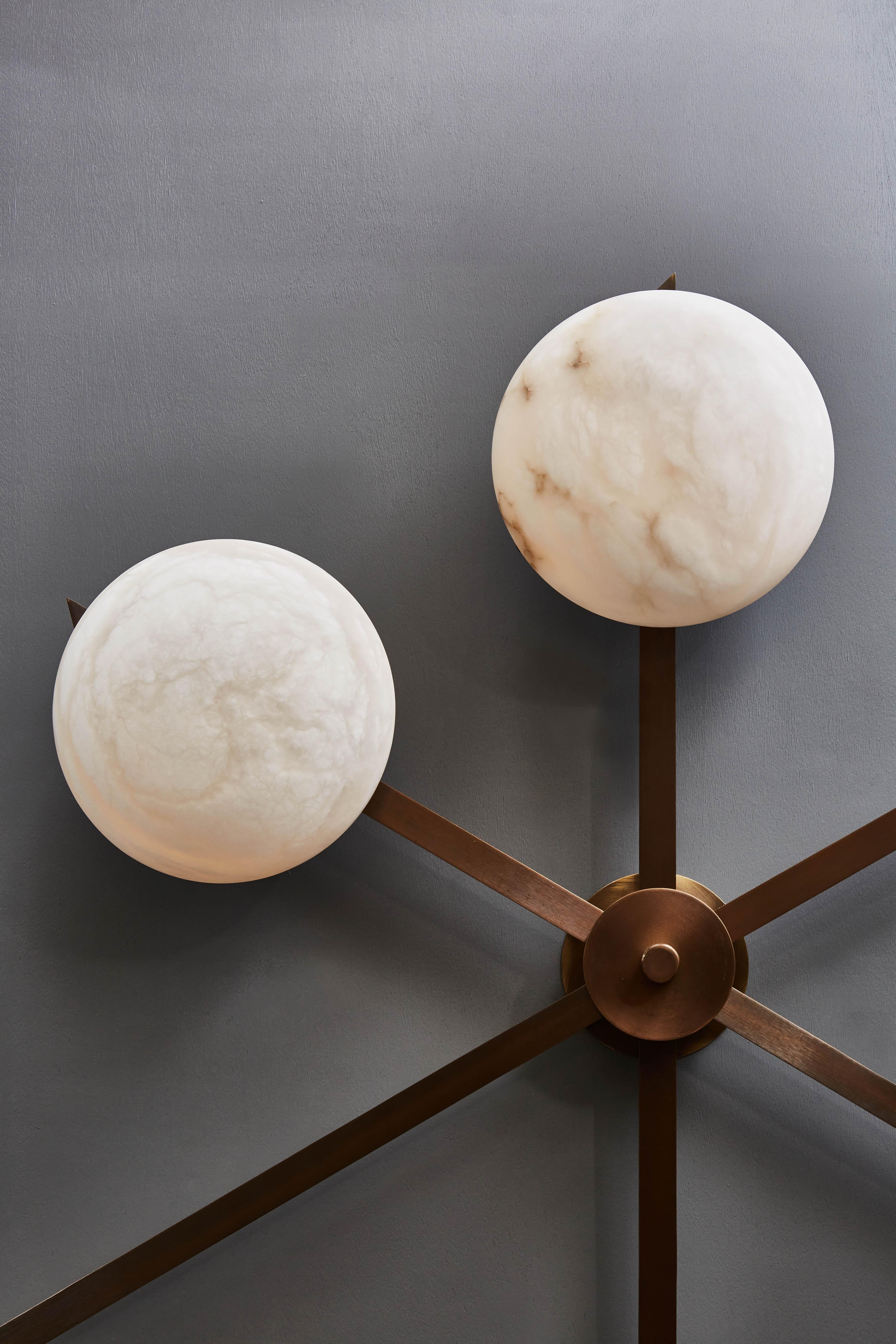 Italiano Lampada da parete e soffitto a sei bracci asimmetrici in ottone e alabastro in vendita