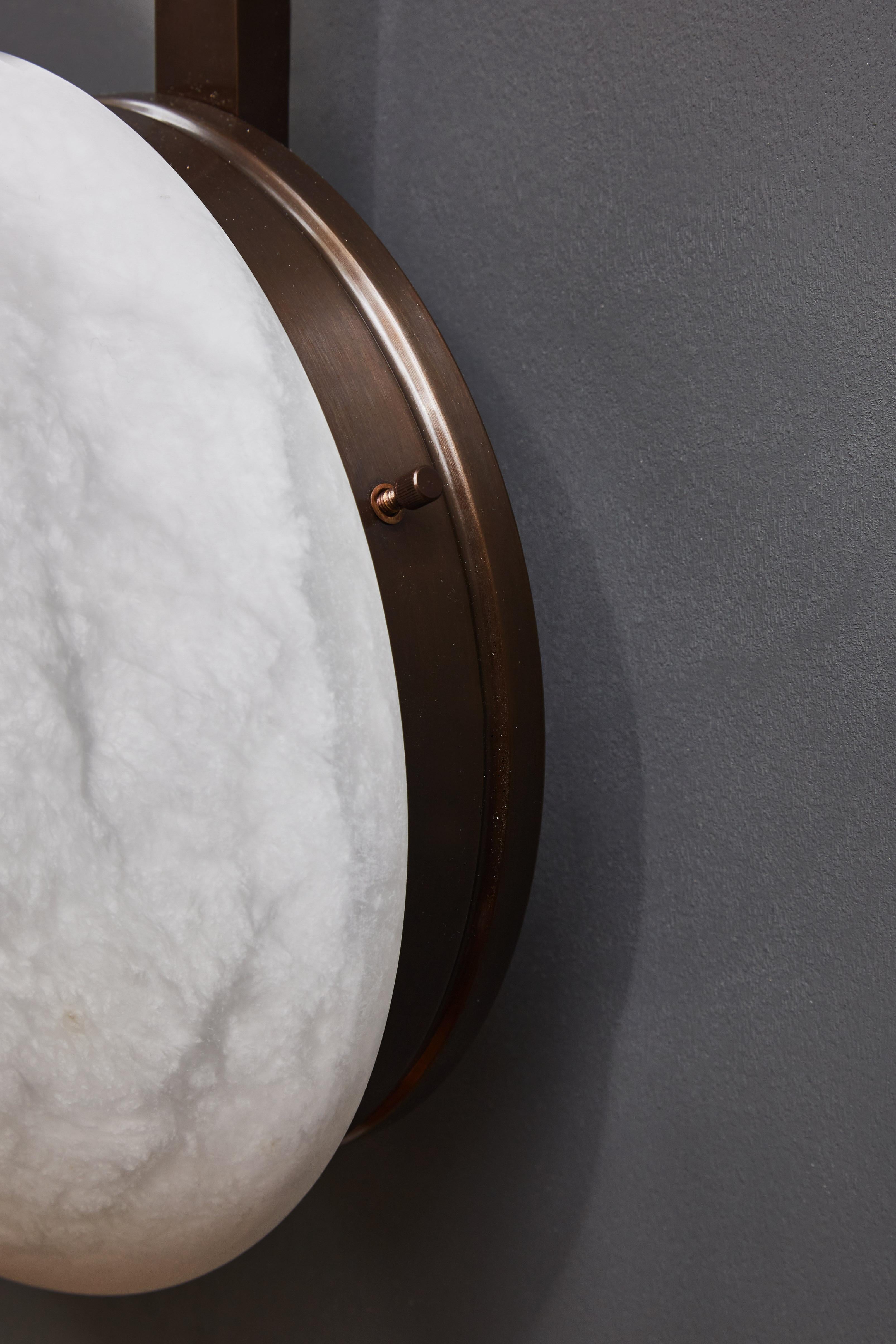 Ottone Lampada da parete e soffitto a sei bracci asimmetrici in ottone e alabastro in vendita